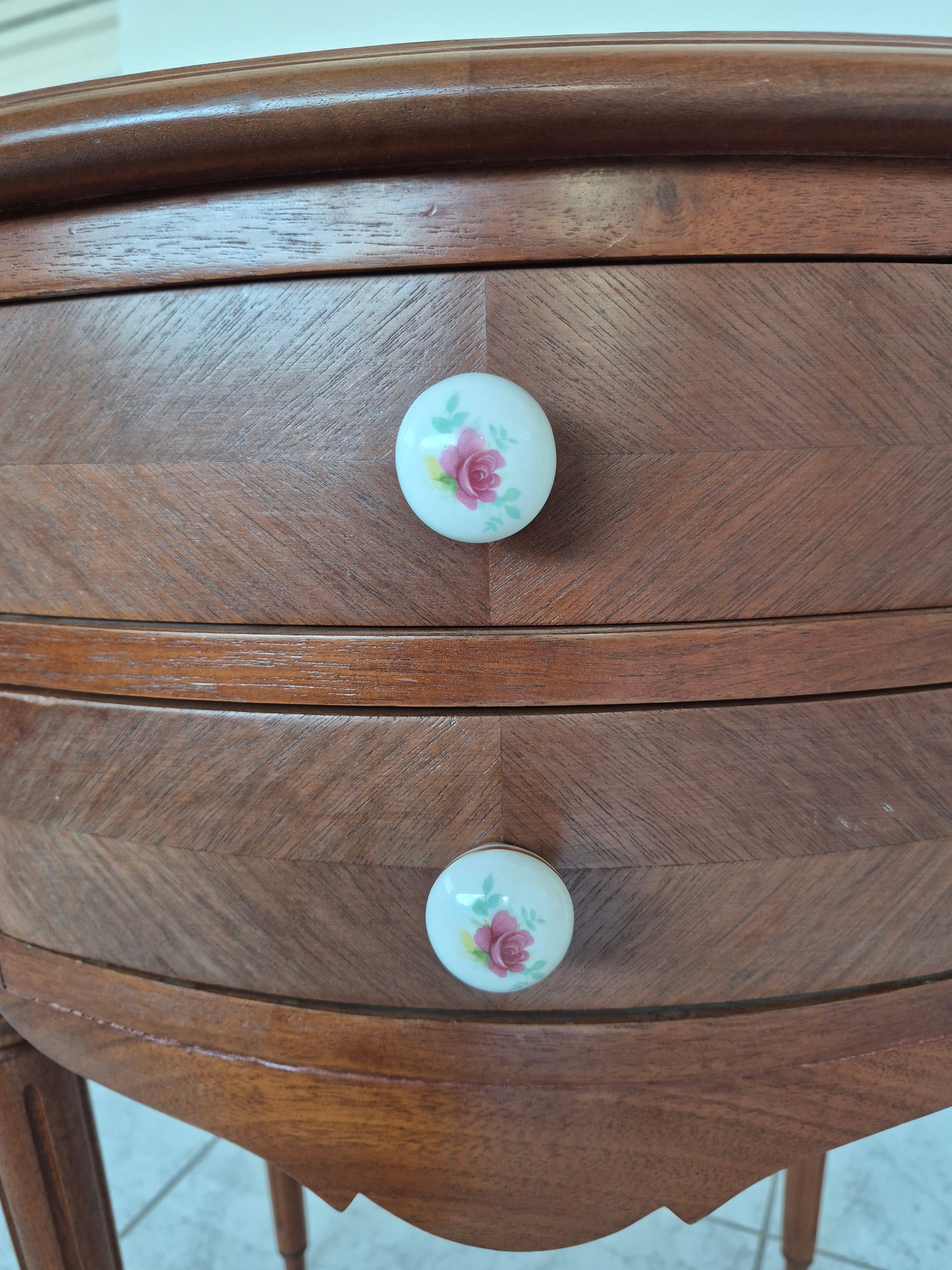 Mesa auxiliar oval em madeira nobre clara com duas gavetas 