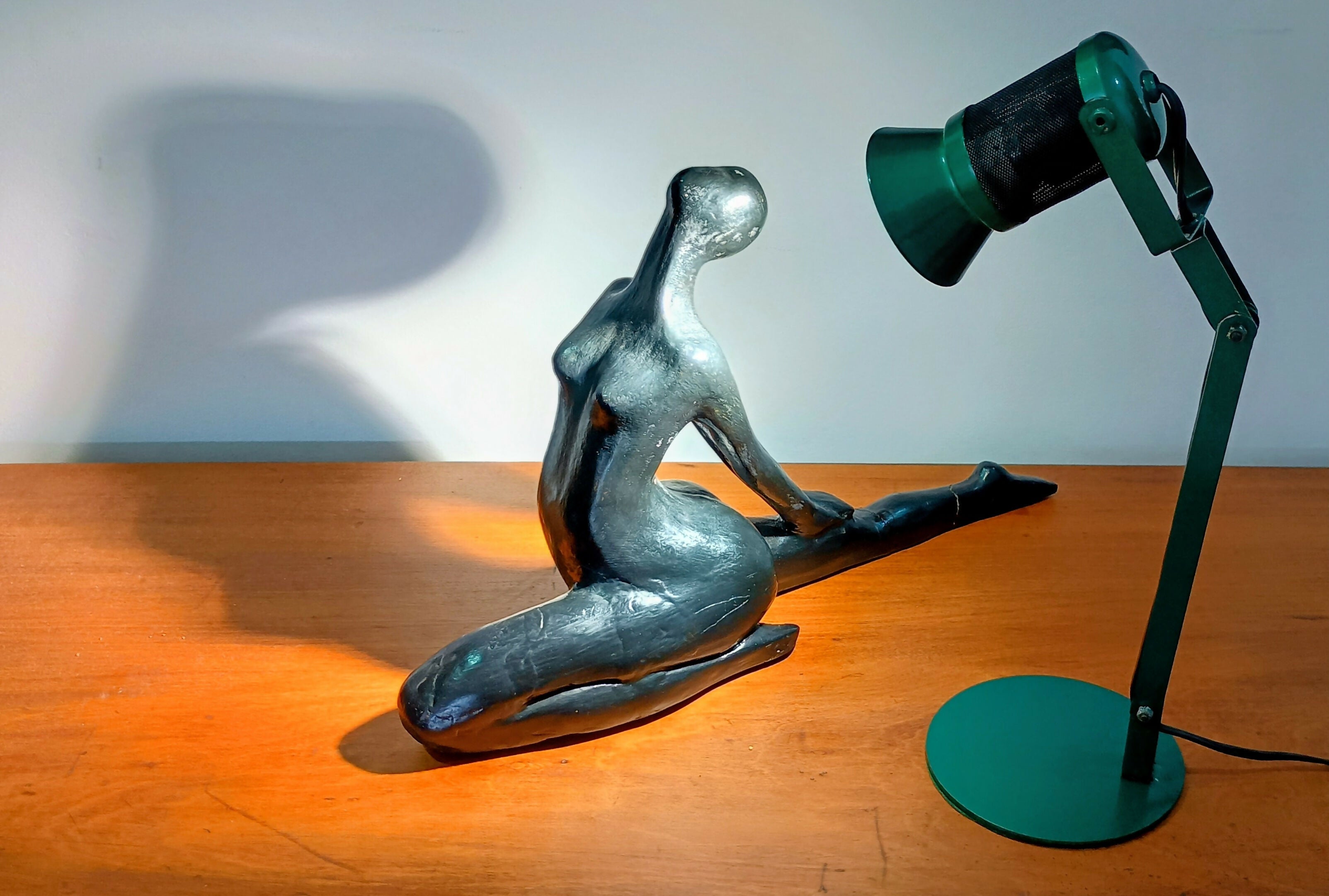 Antiga luminária de mesa articulada