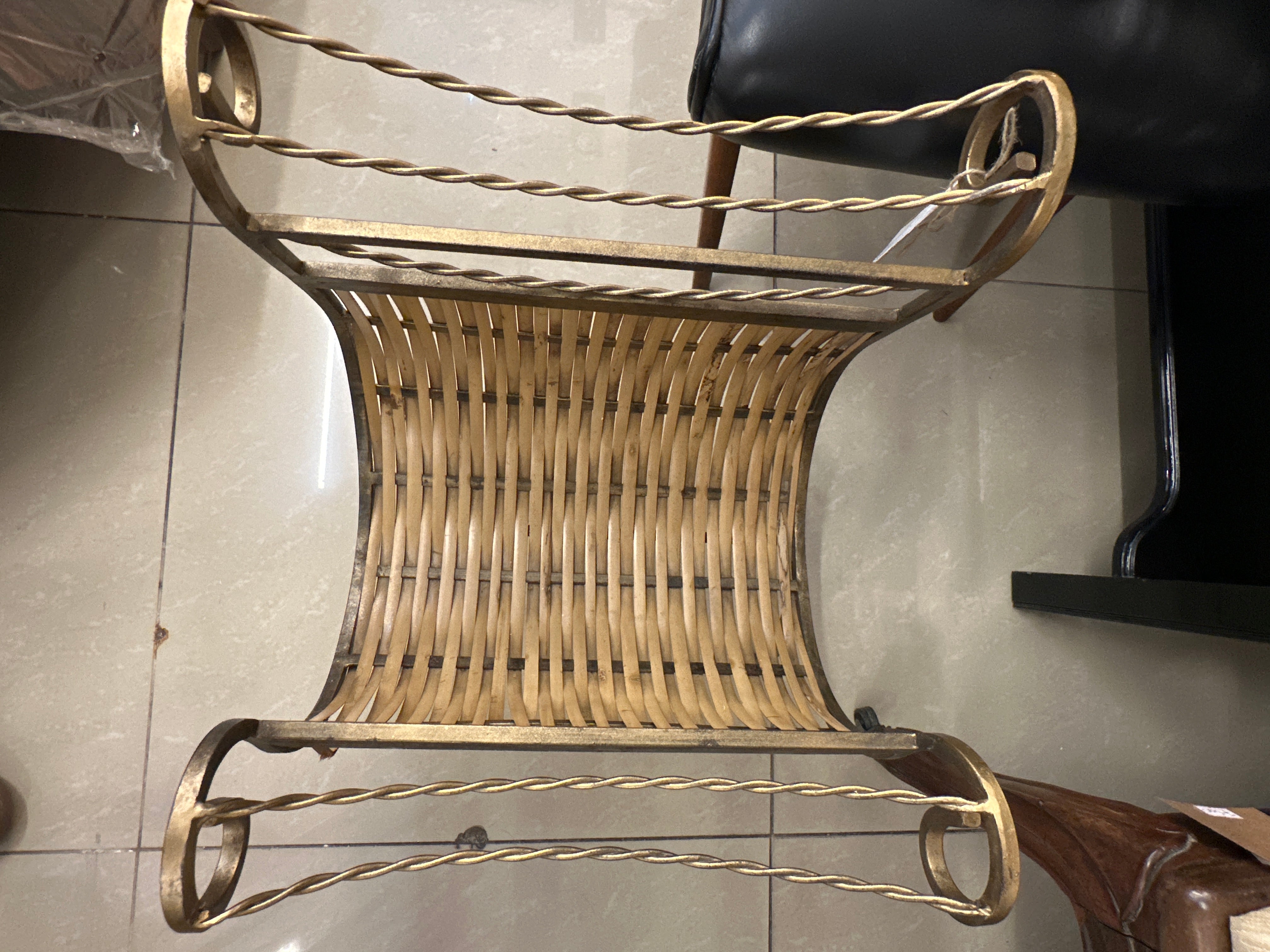 Revisteiro Antigo em fibra natural, bronze e Latão 