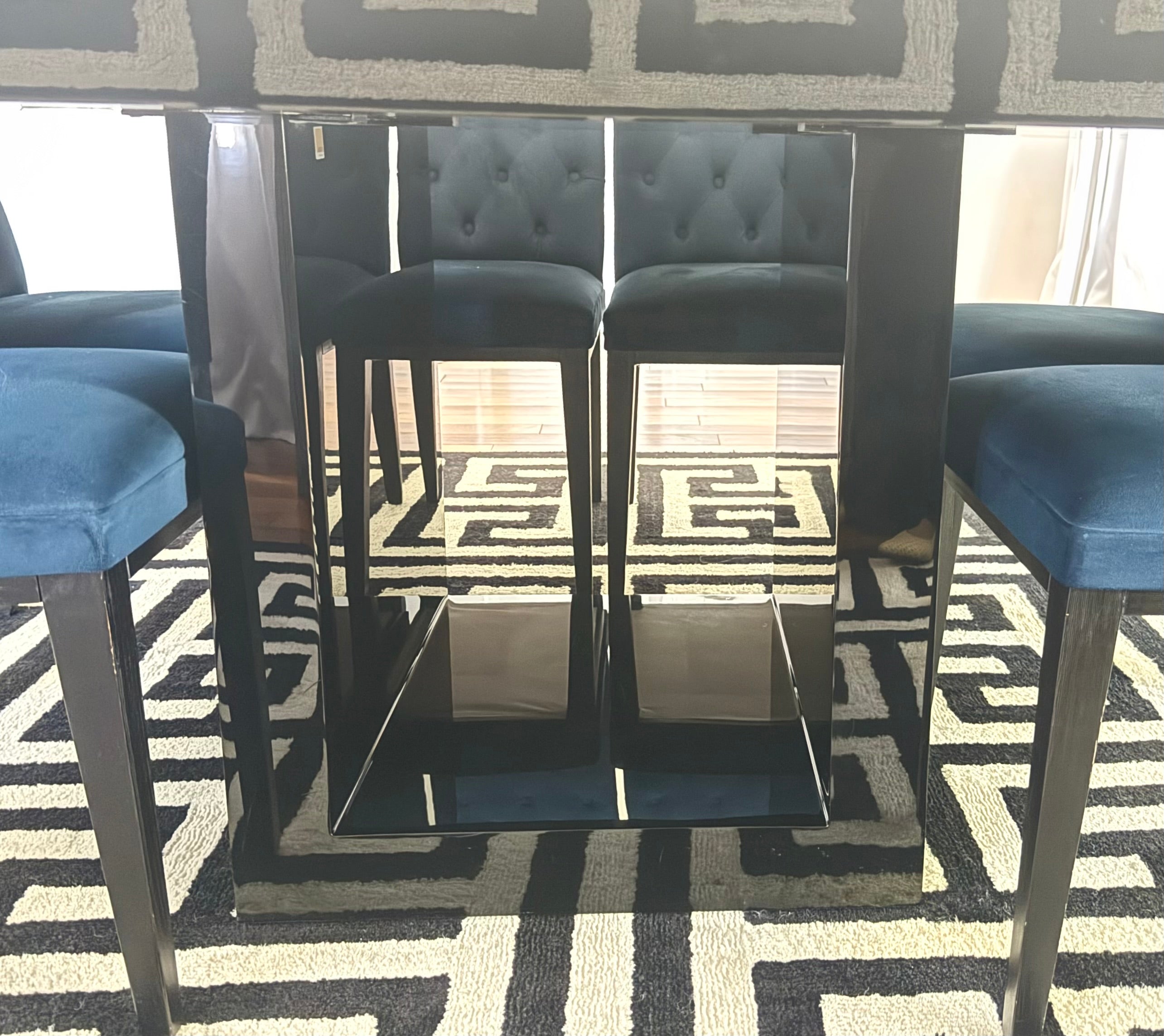 Mesa de jantar quadrada em laca preta com 8 cadeiras Capitonê em azul - Ilustre Móveis