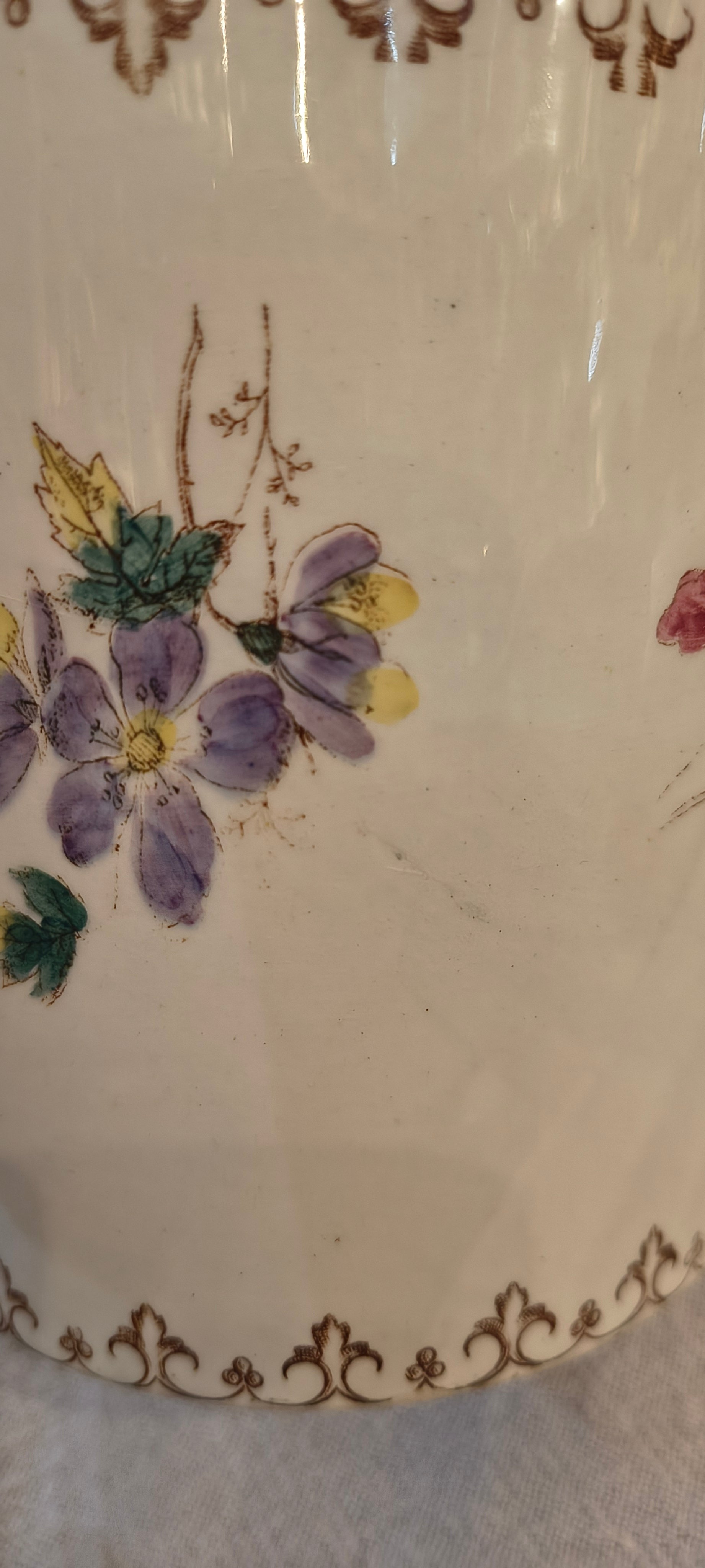 Biscoteira de cerâmica portuguesa com pintura floral e tampo em metal 