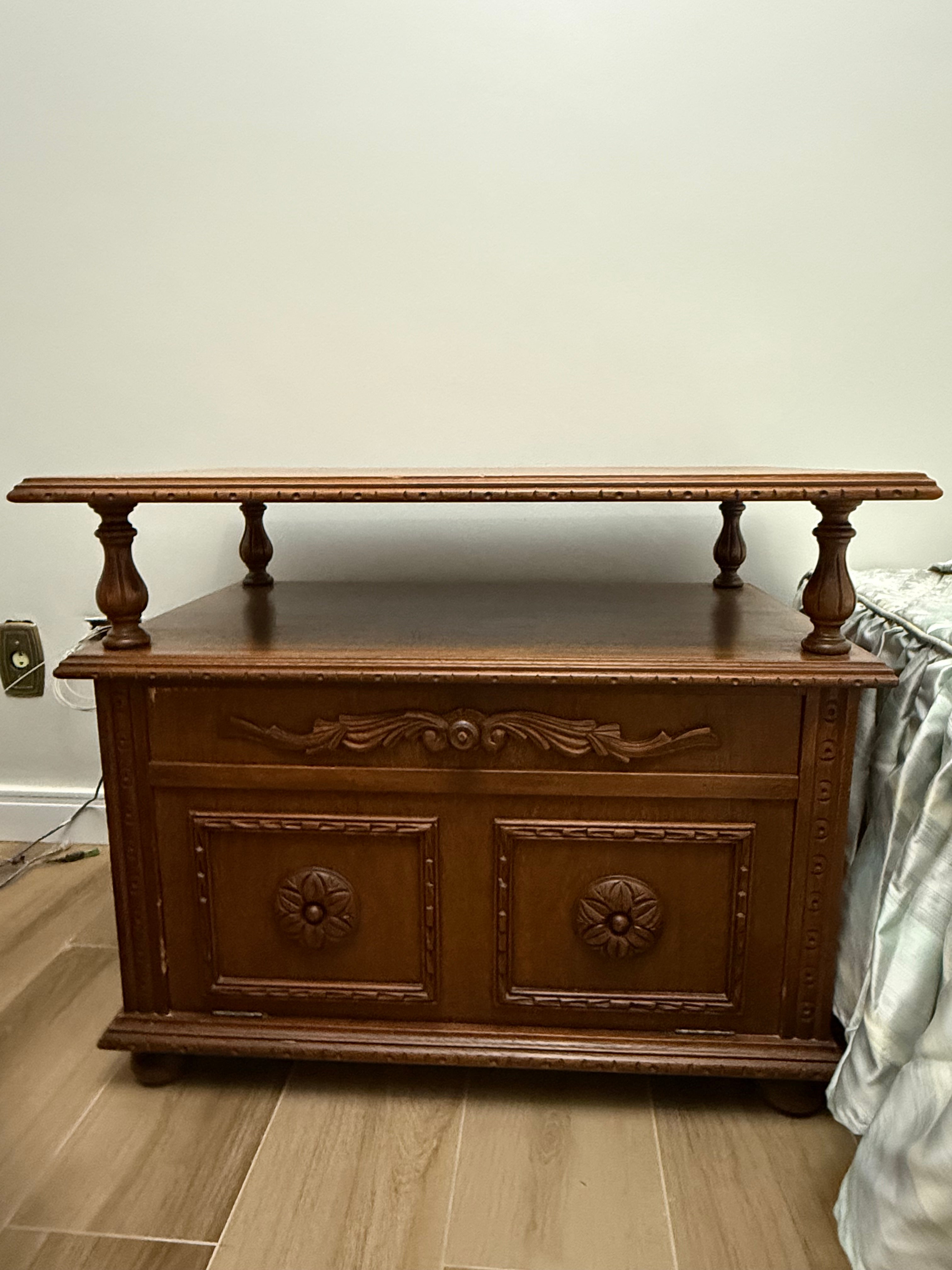 Rack / Mesa de Cabeceira em cerejeira entalhada, com porta frontal , em excelente estado