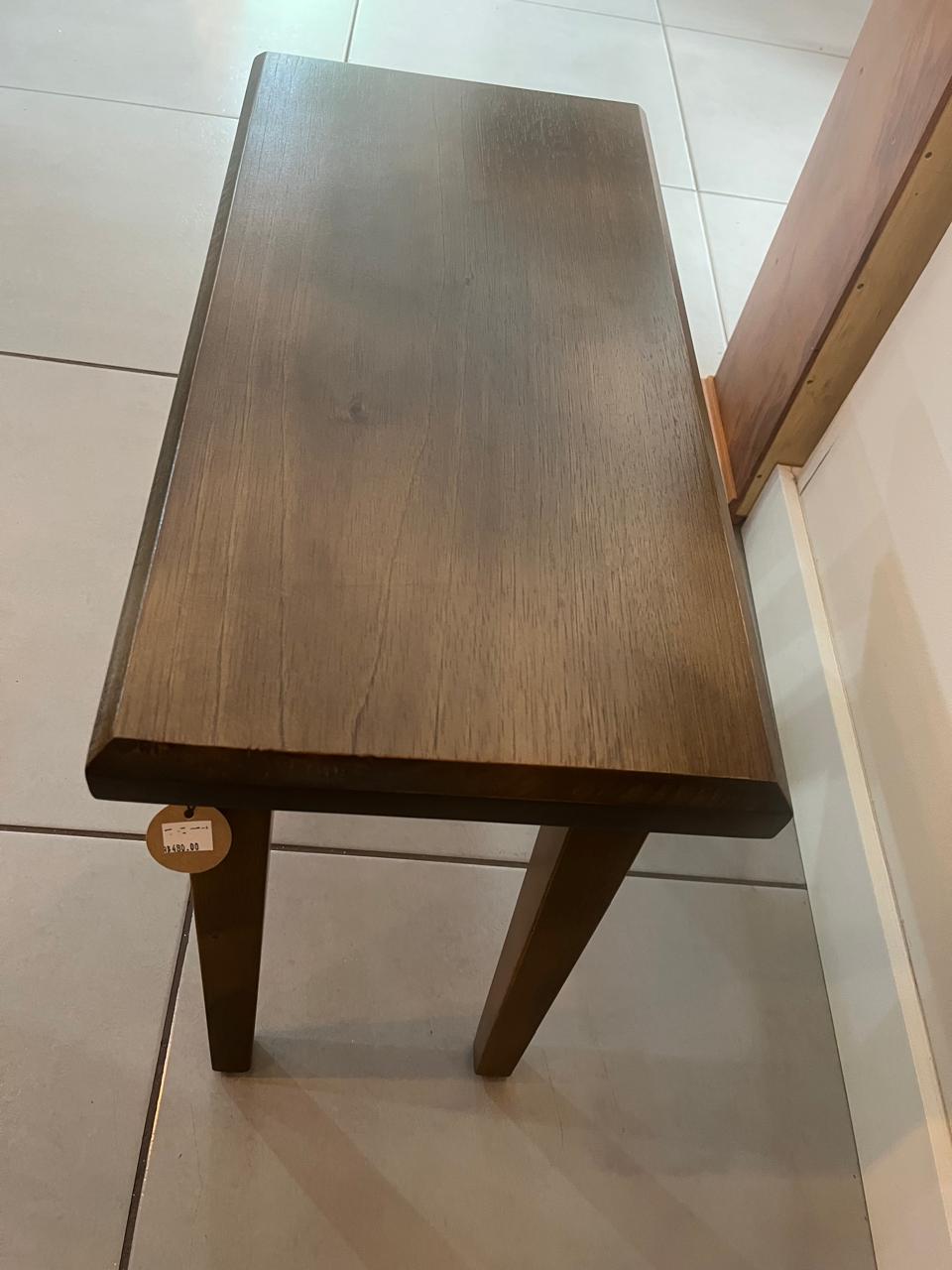 Mesinha lateral retangular em madeira de cedro com pés quadrados – 57 cm