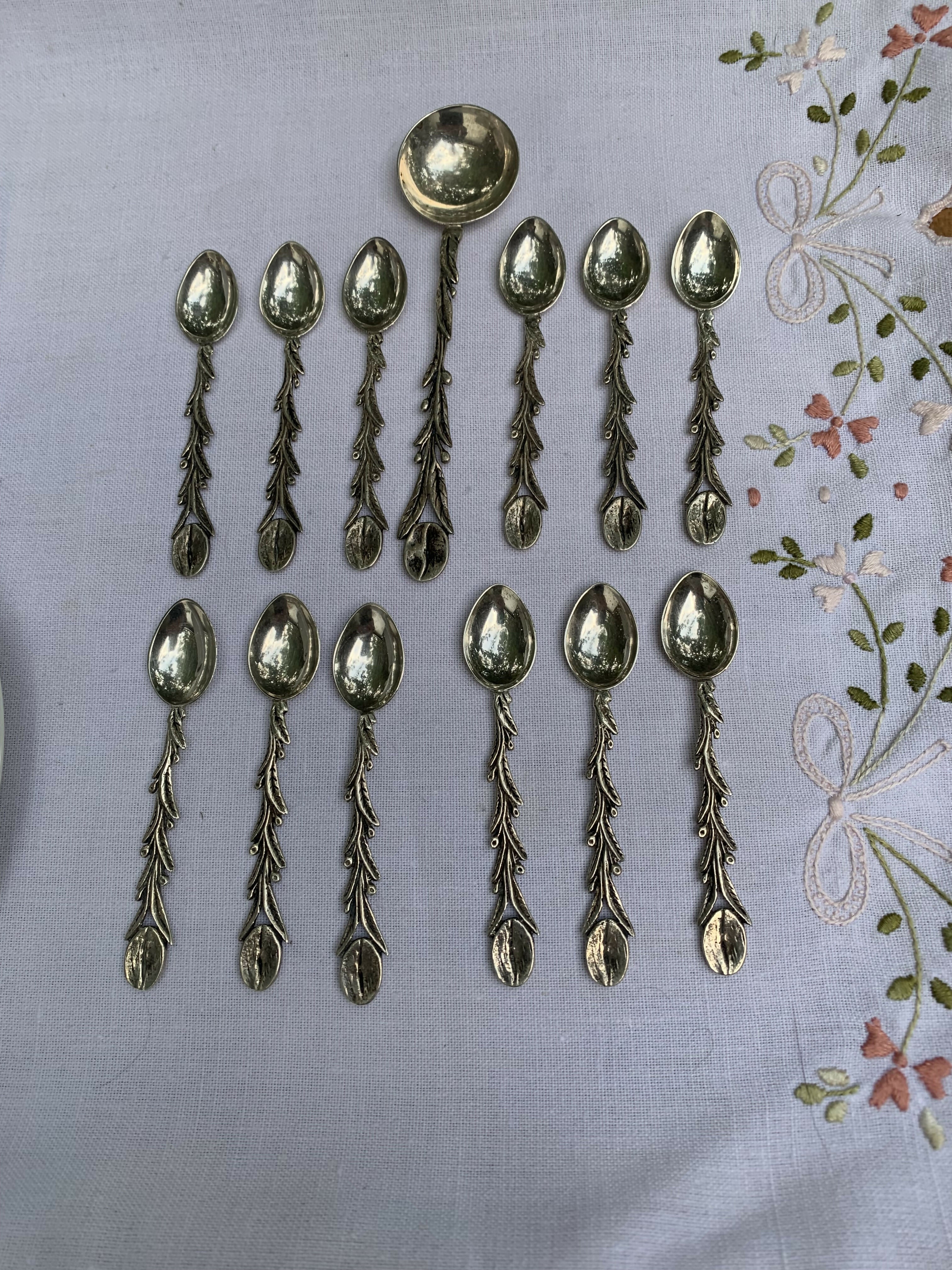 Conjunto de 12 colheres de café e açucareiro em prata