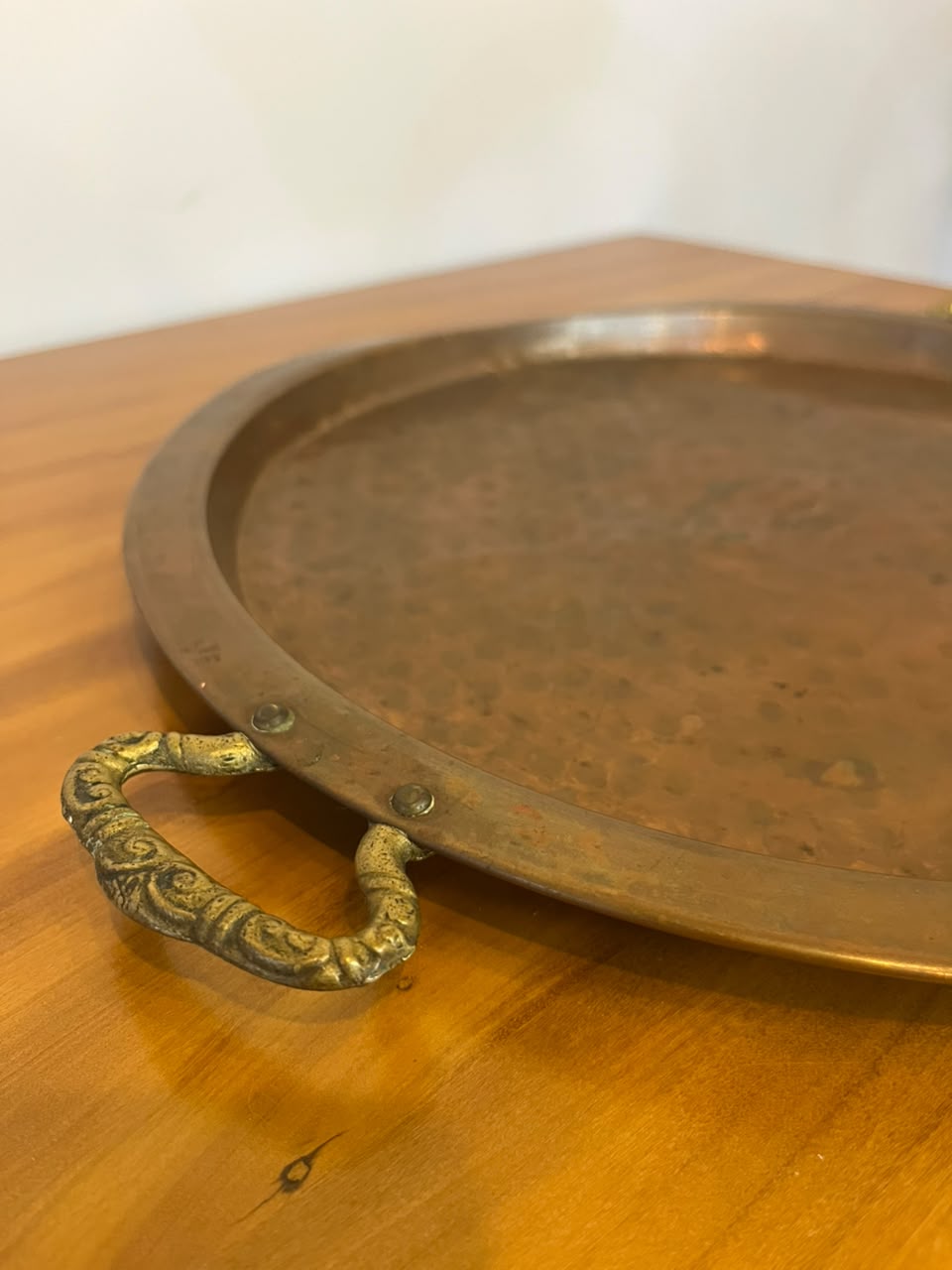 Bandeja redoma Antiga em Cobre Martelado com Alças em Latão