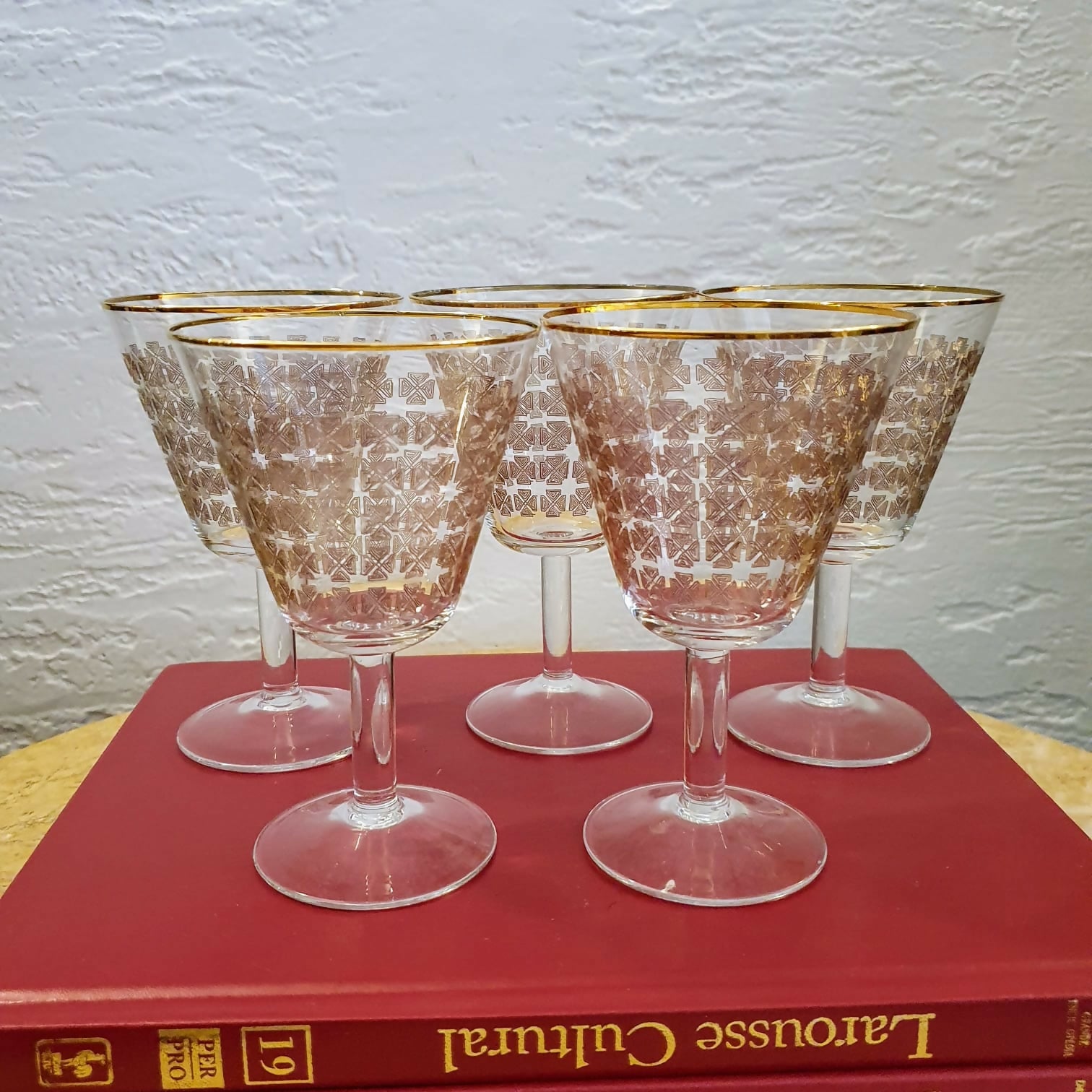 Conjunto com 5 taças vintage para vinho tinto em finíssimo cristal com lapidações geométricas trabalhadíssimas