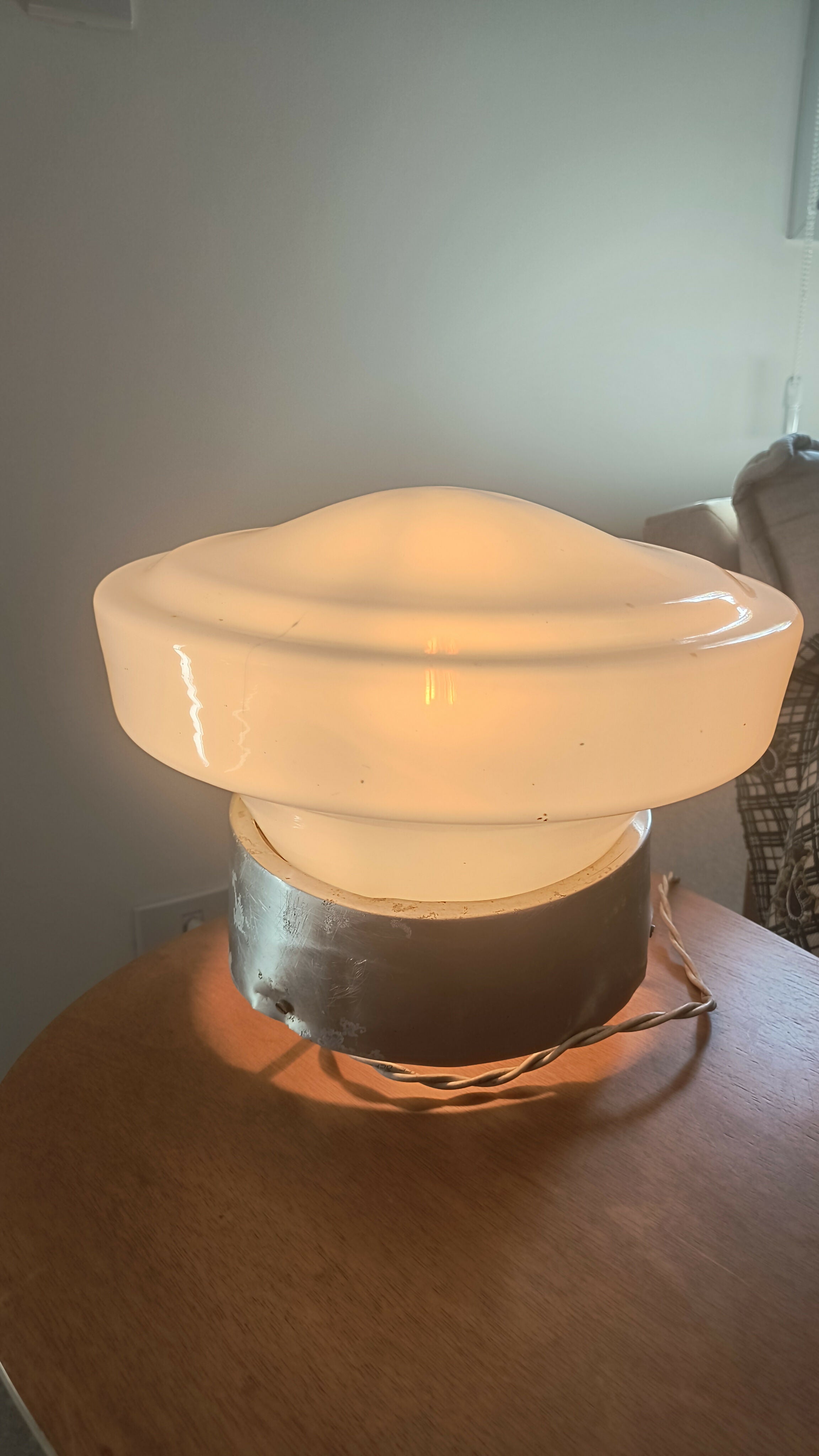 Linda luminária vintage estilo midcentury, de metal com cúpula de opalina
