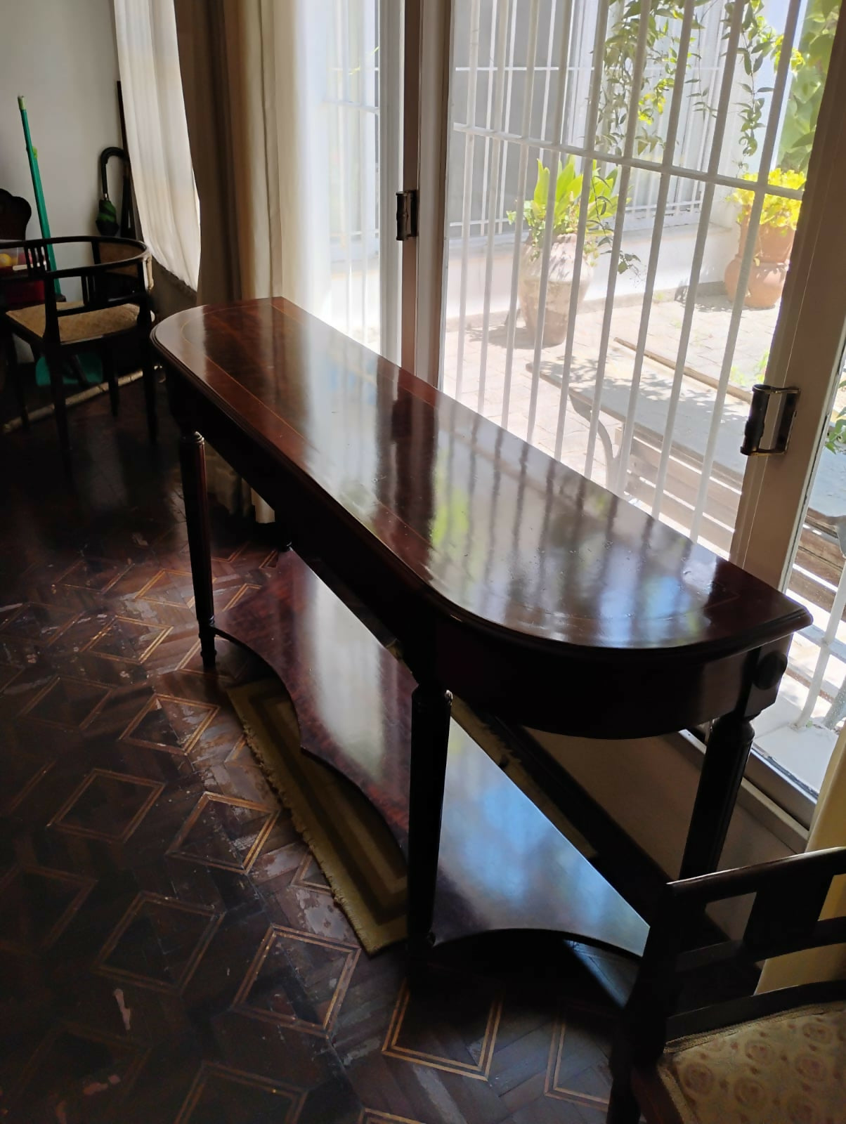 Aparador Clássico em Madeira Maciça – Estilo Elegante e Sofisticado