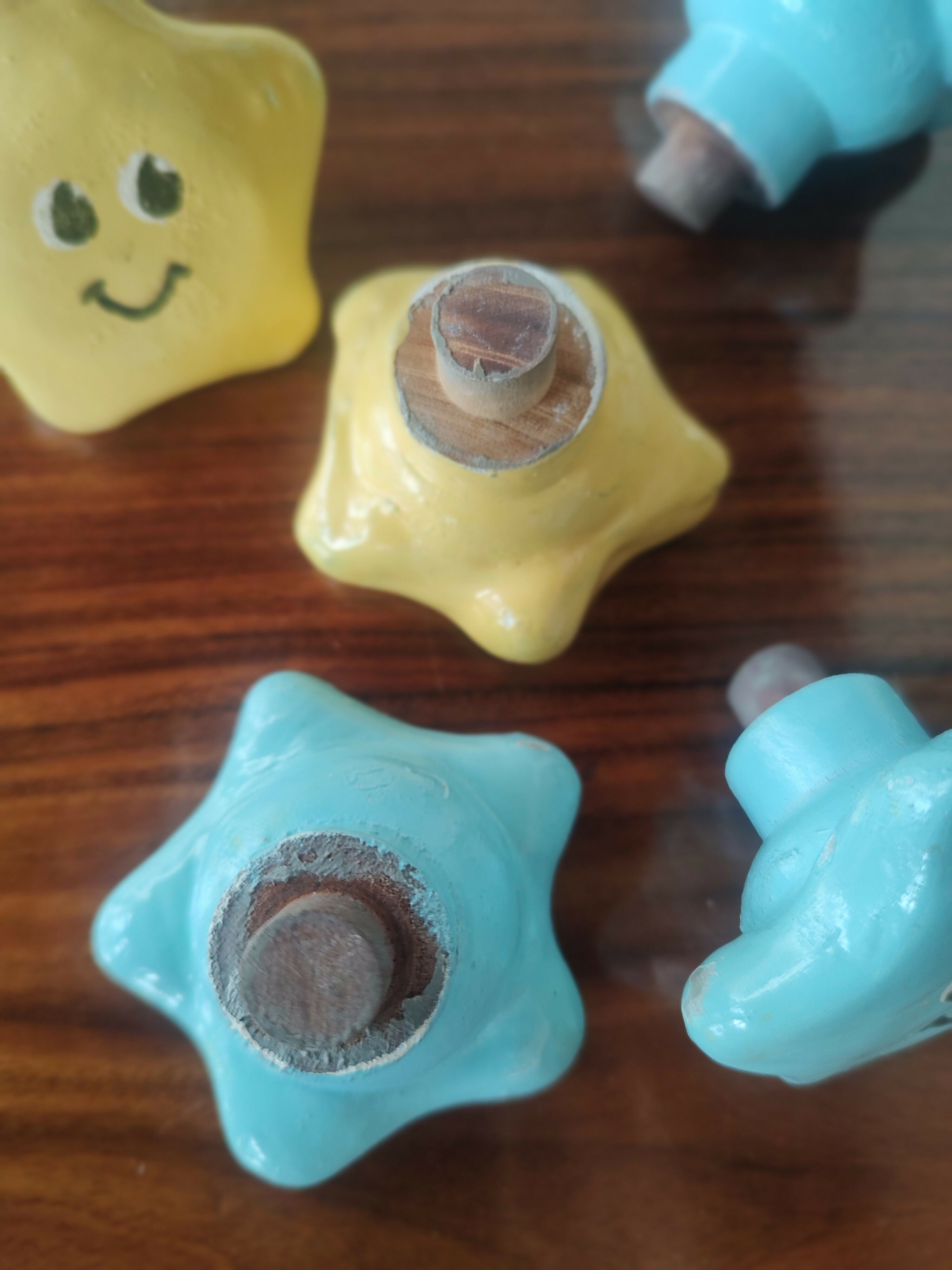 Simpático Conjunto de 8 puxadores de Estrela (azul e amarelo)