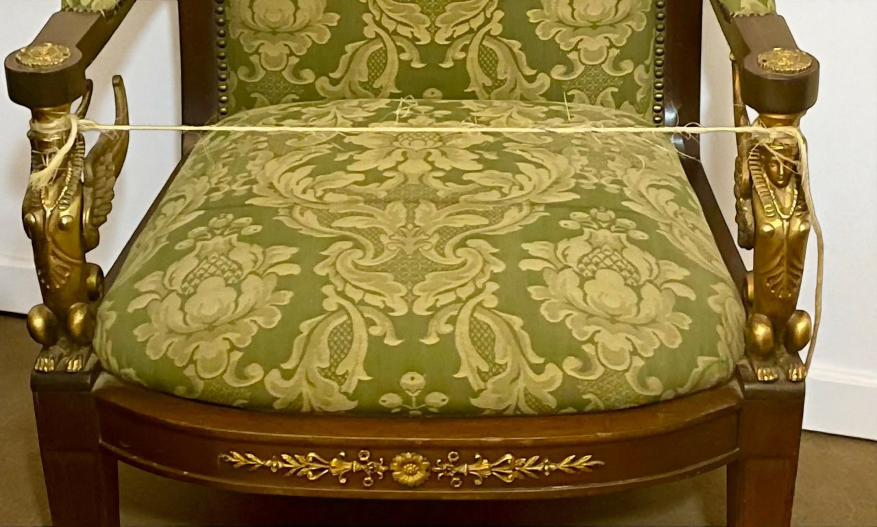 POLTRONA ANTIGA EM MADEIRA NOBRE COM DETALHES DOURADOS