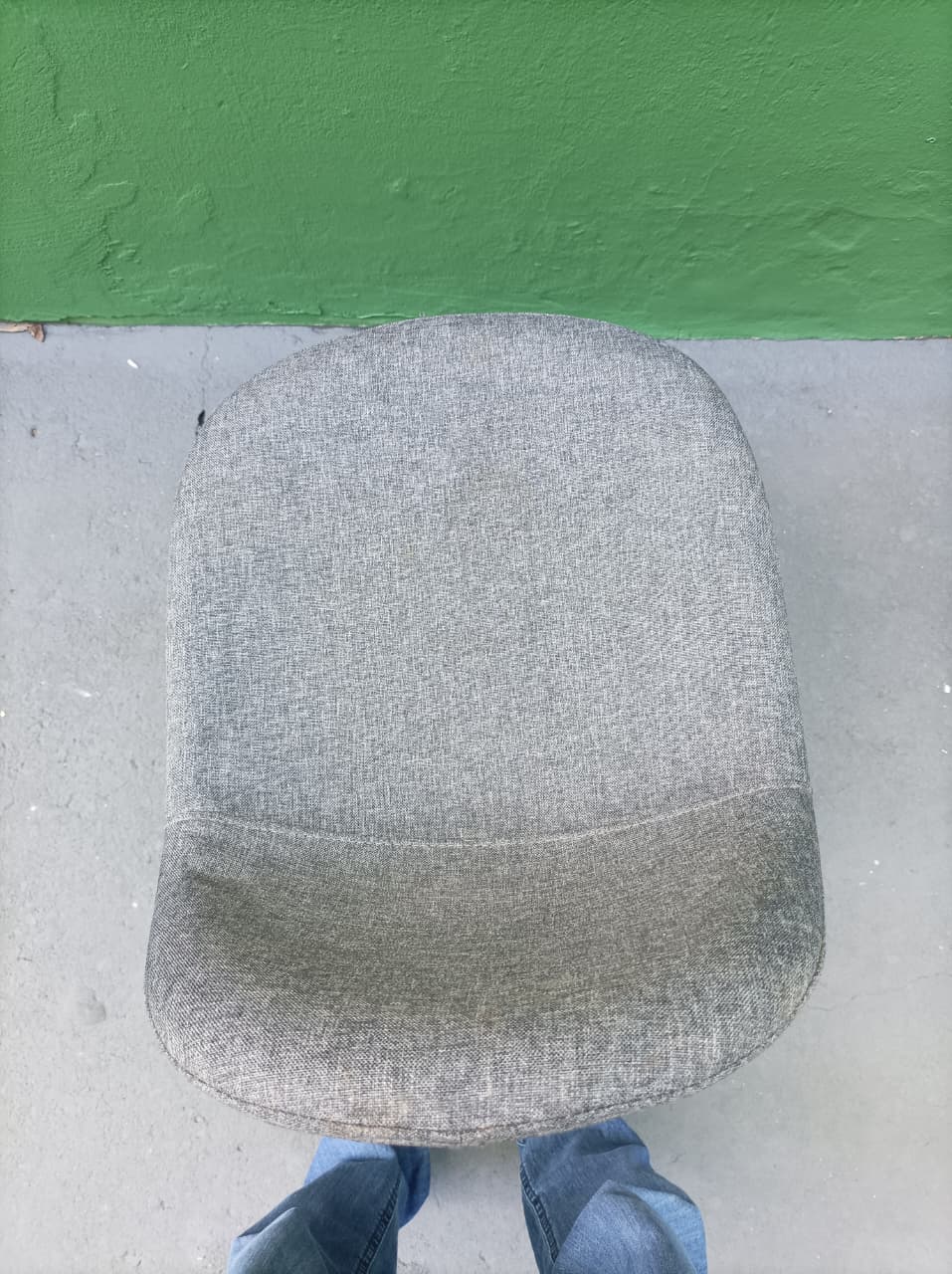 Banqueta Alta Estofada em Tecido Cinza com Pés Amadeirados – 80 cm