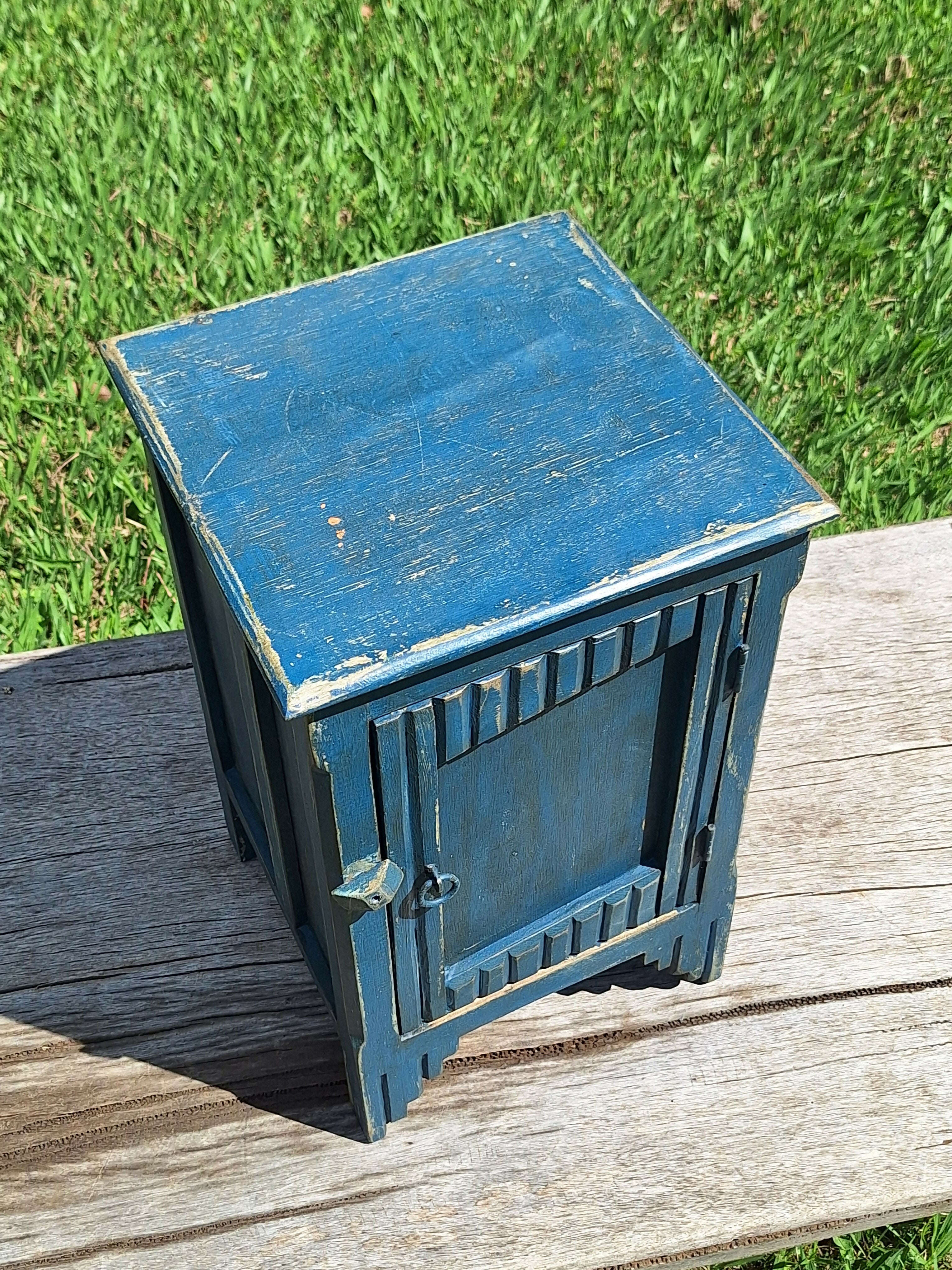 Mesinha de Cabeceira / Armarinho Tinta Gasta Azul Madeira Maciça Garimpo Mineiro