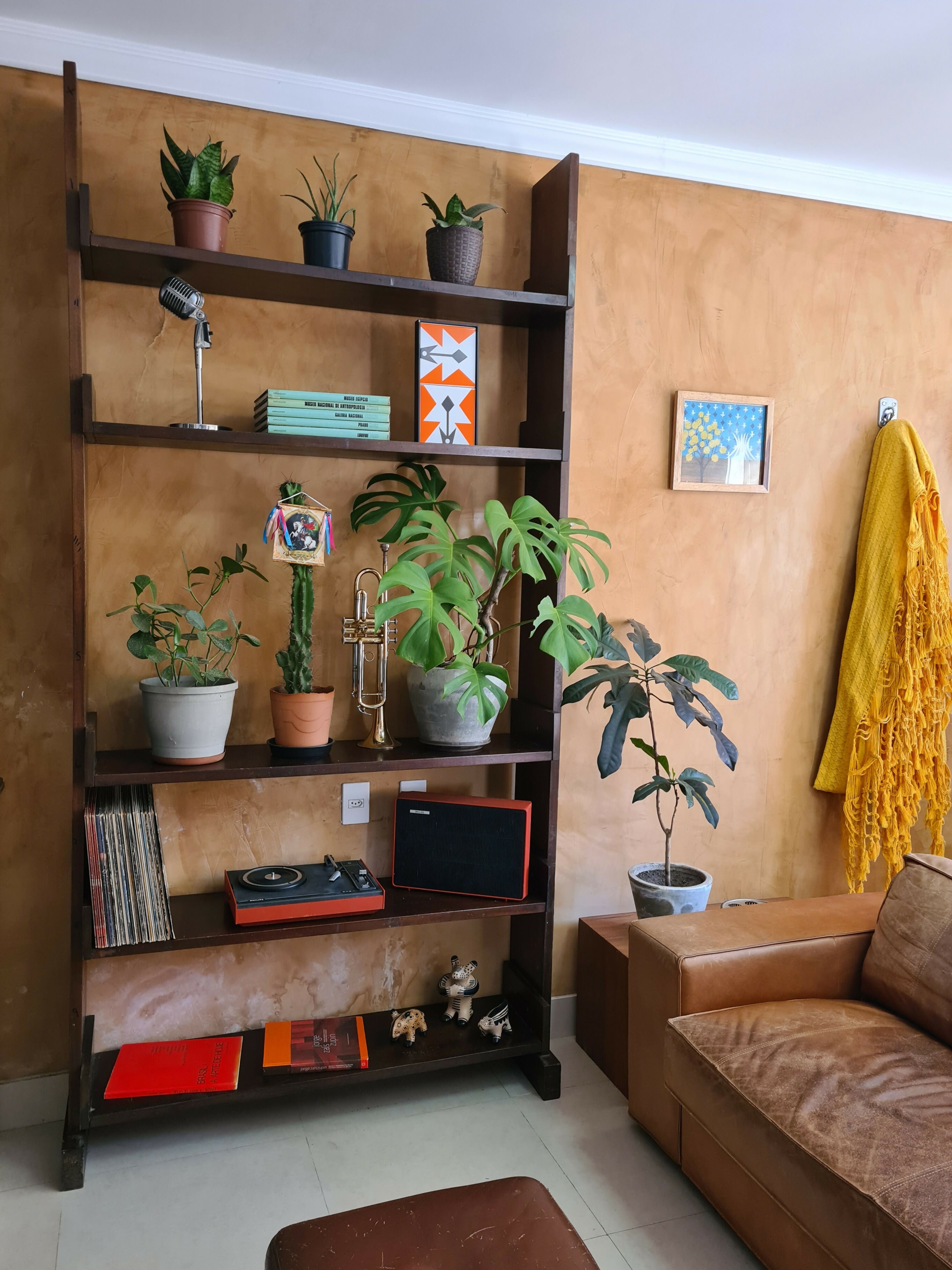 Estante em Imbuia maciça