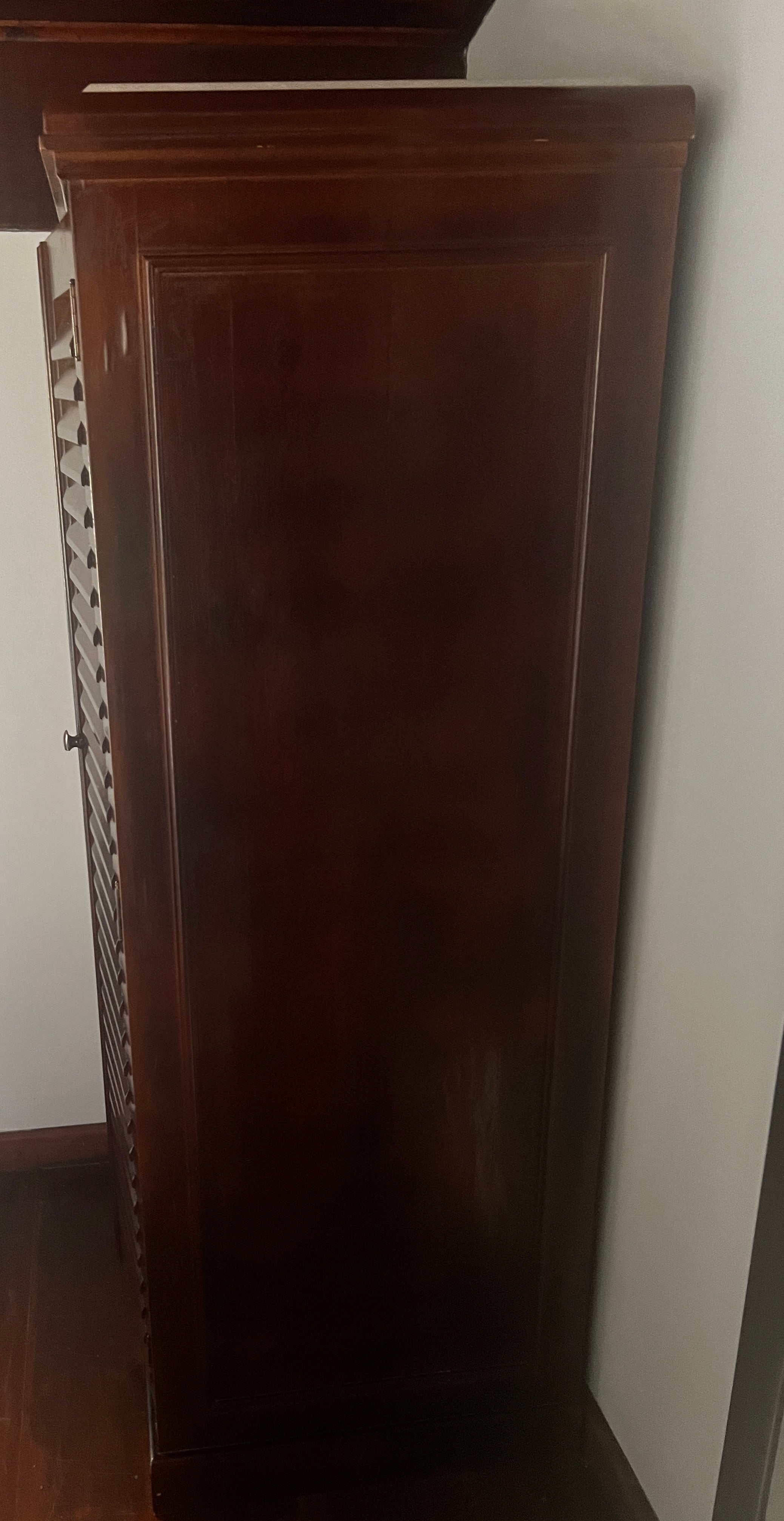 Roupeiro maciço com Mármore Travertino 