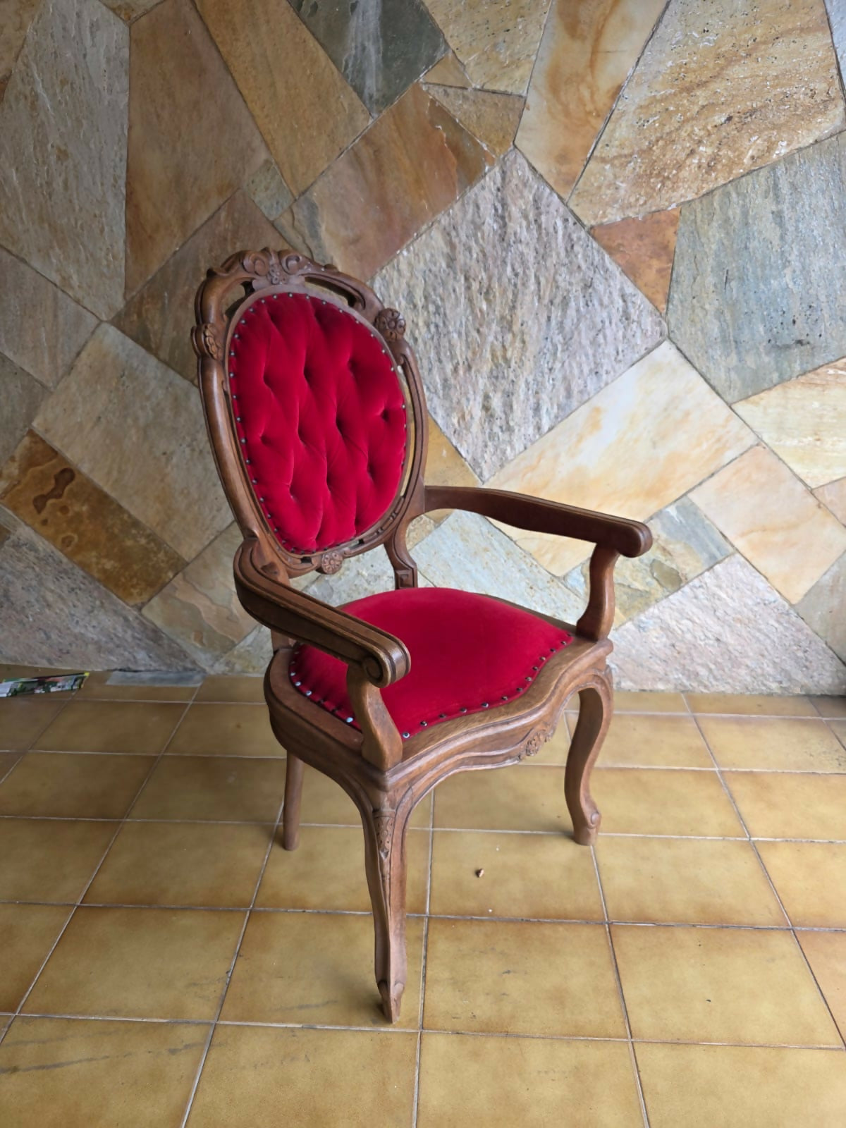 Cadeira medalhão entalhada com estofado vermelho