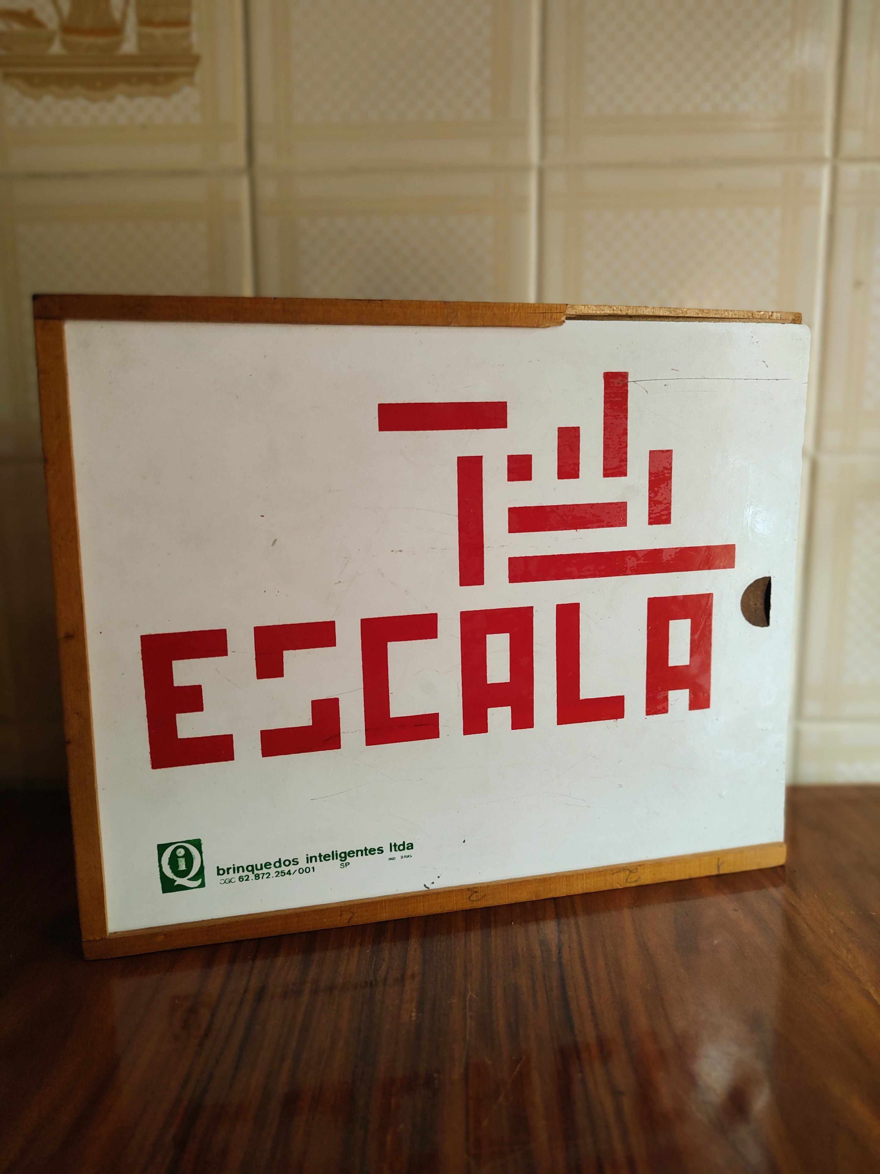 Antigo Brinquedo Educativo Escala com peças em madeira coloridas