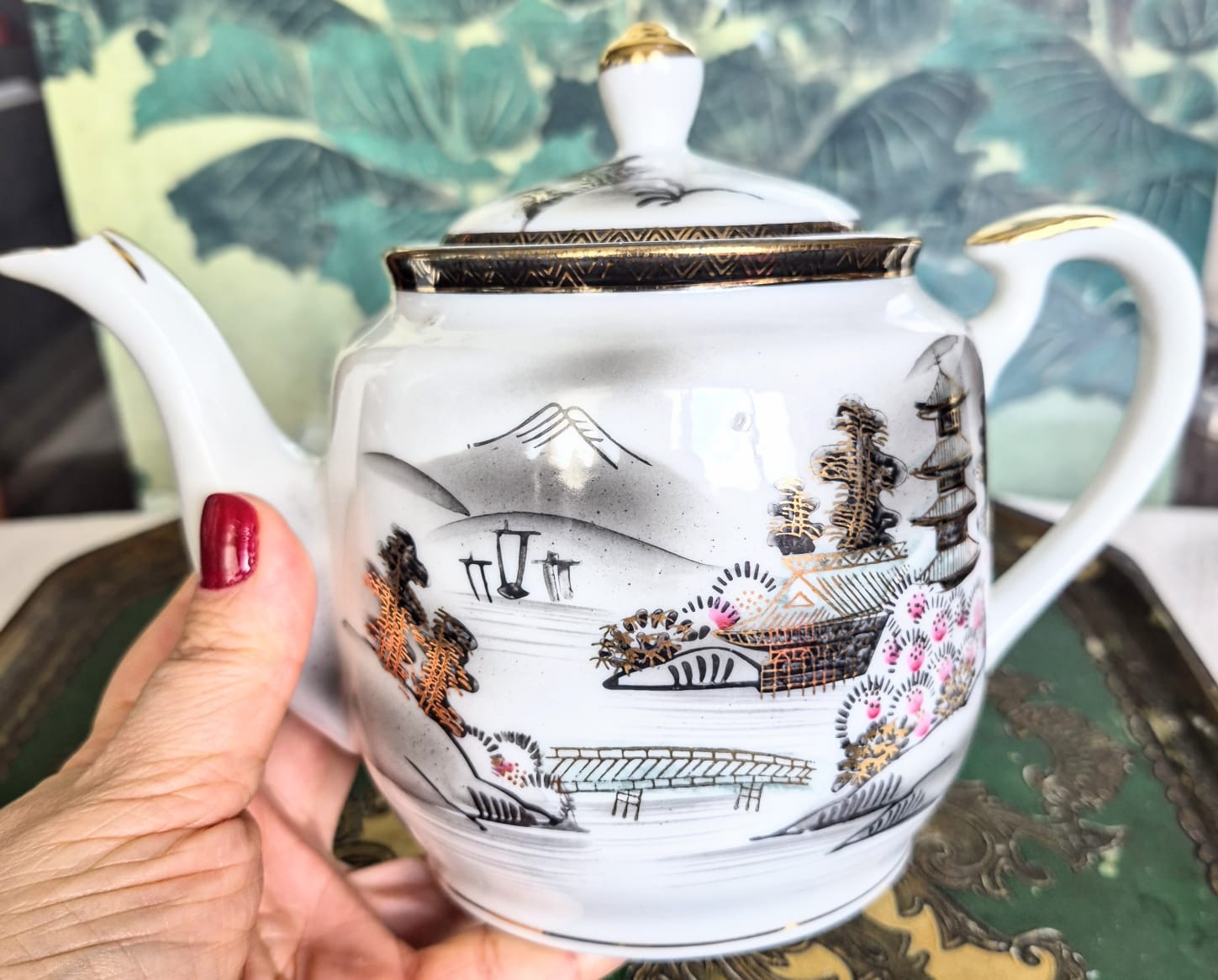 Jogo para chá em porcelana vintage japonesa Kutani, da década de 40, maravilhoso, em perfeito estado. As xícaras tem a gueixa no fundo. 15 peças.