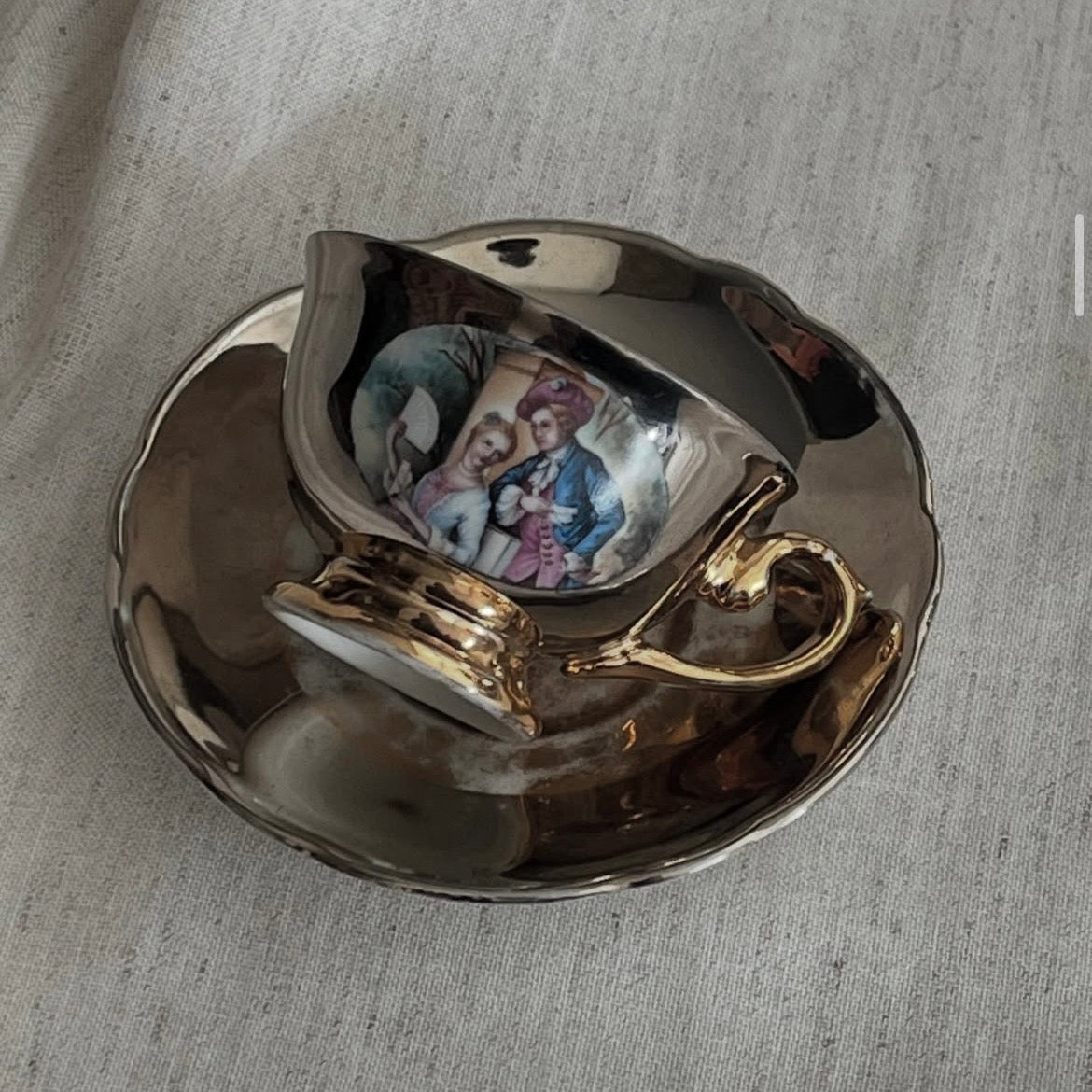 Xícara de Café Antiga  em Porcelana com Decoração Dourada e Cena Romântica