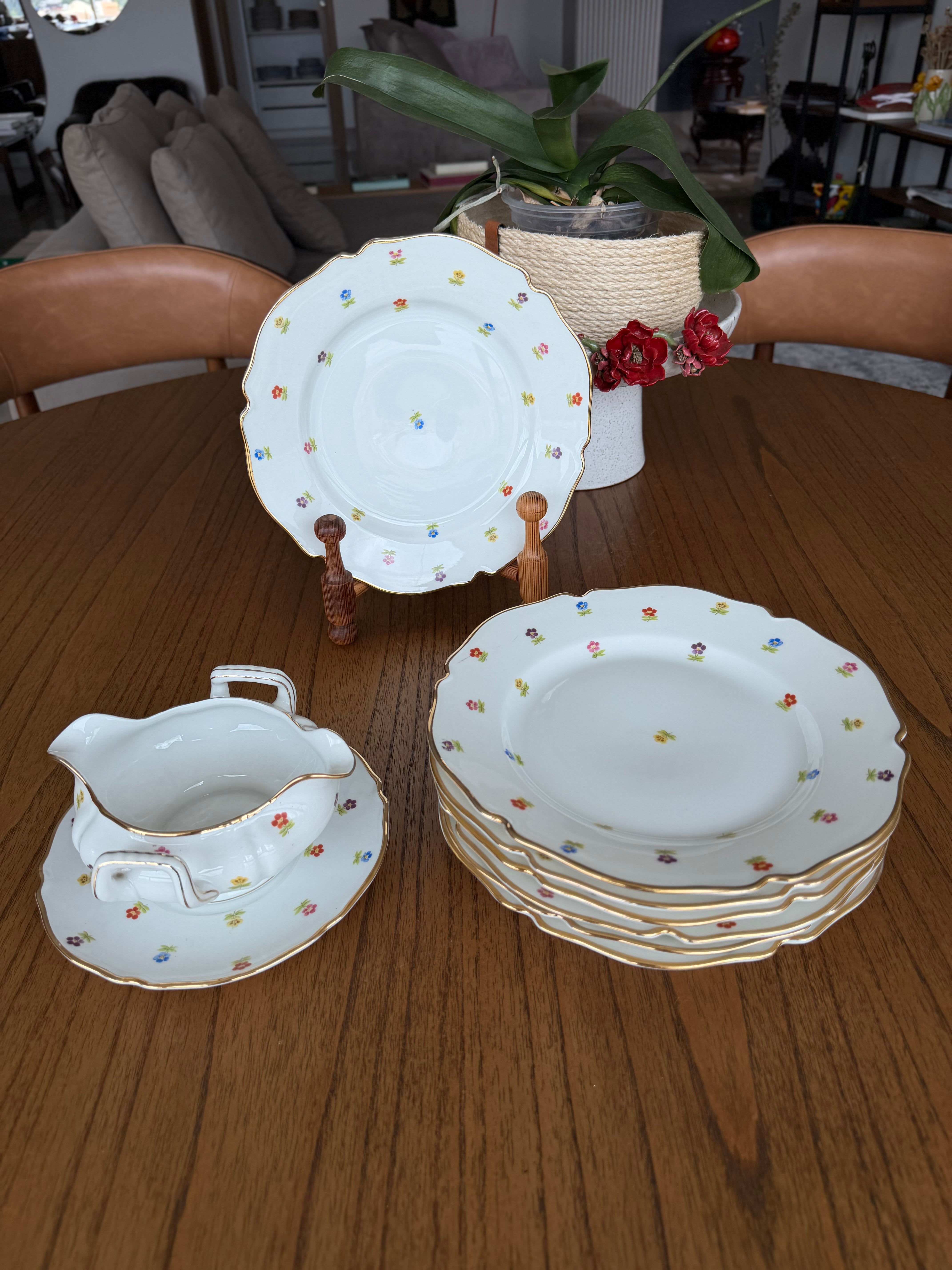 Raro e vintage Serviço de jantar Vista Alegre Portugal com douração e detalhes florais 