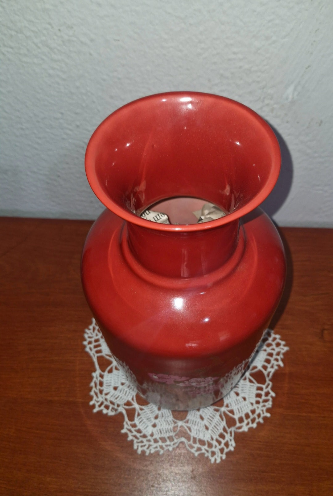 Vaso chinês de porcelana vermelha apresenta uma pintura manual de flores e pássaros