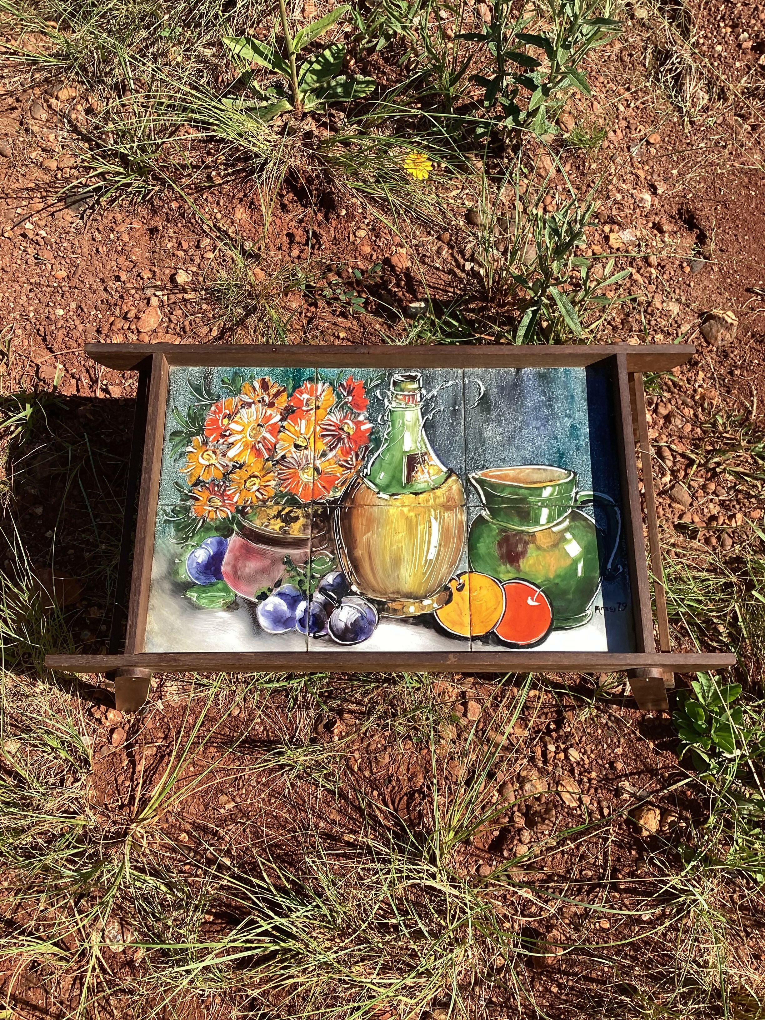 Mesa posta com charmosa e exclusiva bandeja em madeira com azulejos