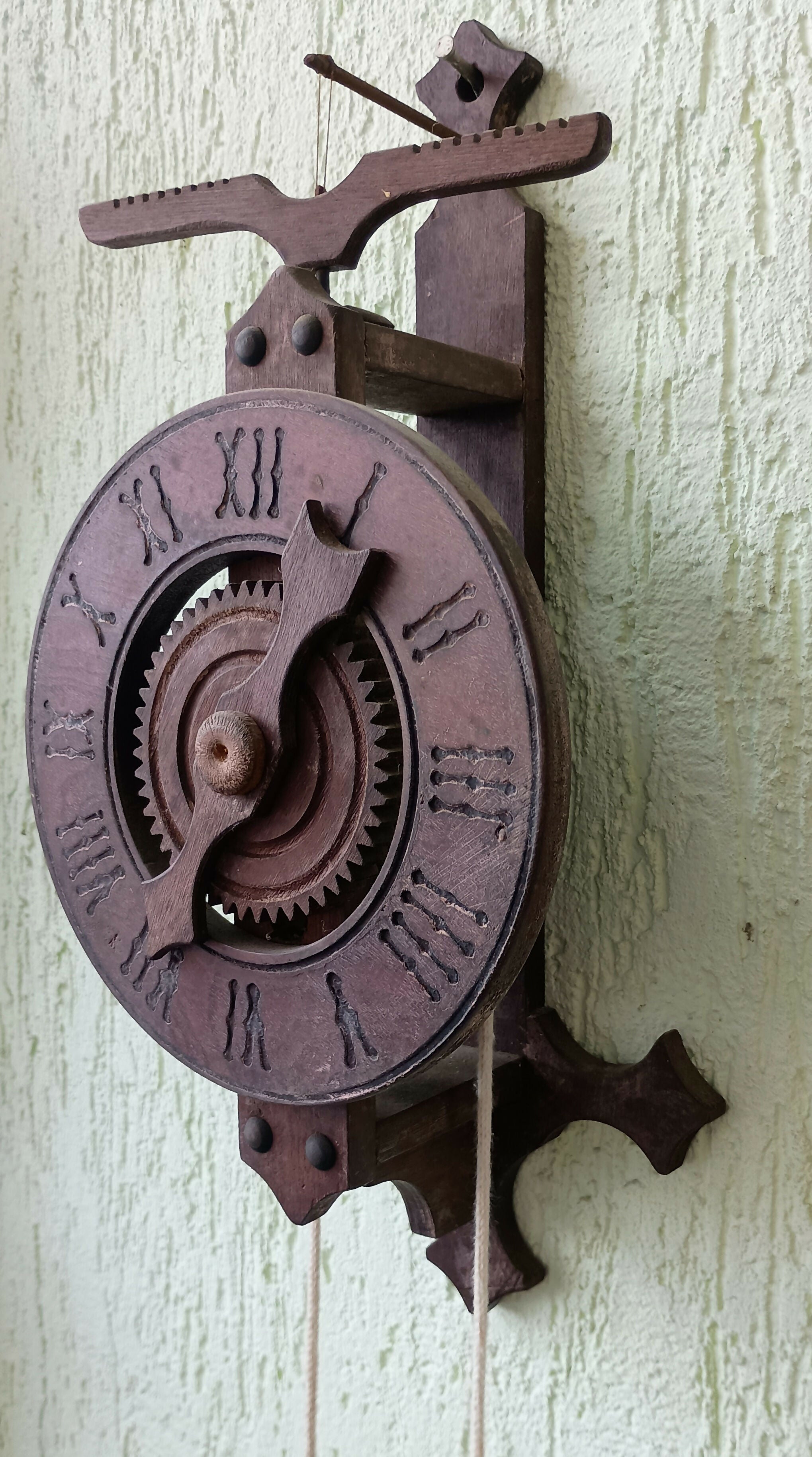 RELÓGIO DE PAREDE ARTESANAL ANTIGO EM MADEIRA – MECANISMO ORIGINAL MOVIDO A PESOS – PEÇA ÚNICA