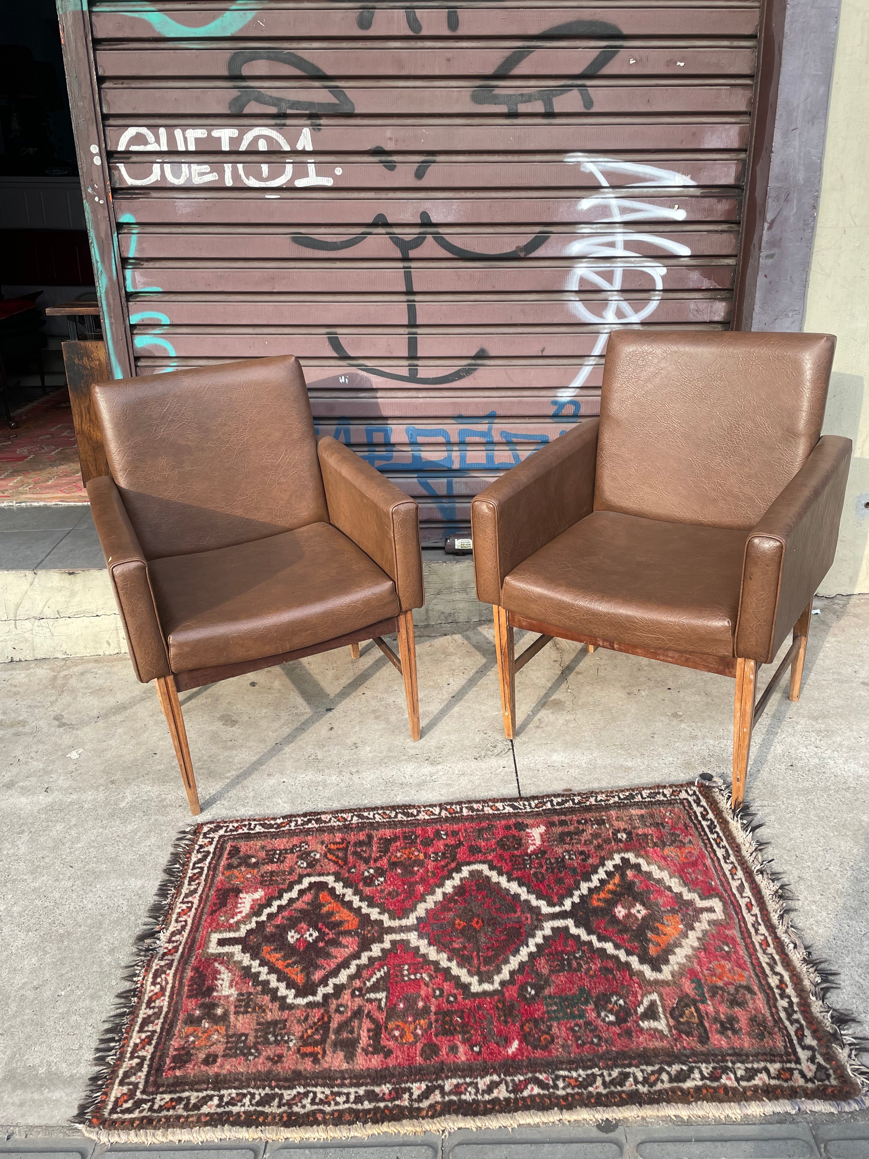 Par de Poltronas CIMO Autênticas – Seladas - Madeira Maciça e Couro Marrom Original