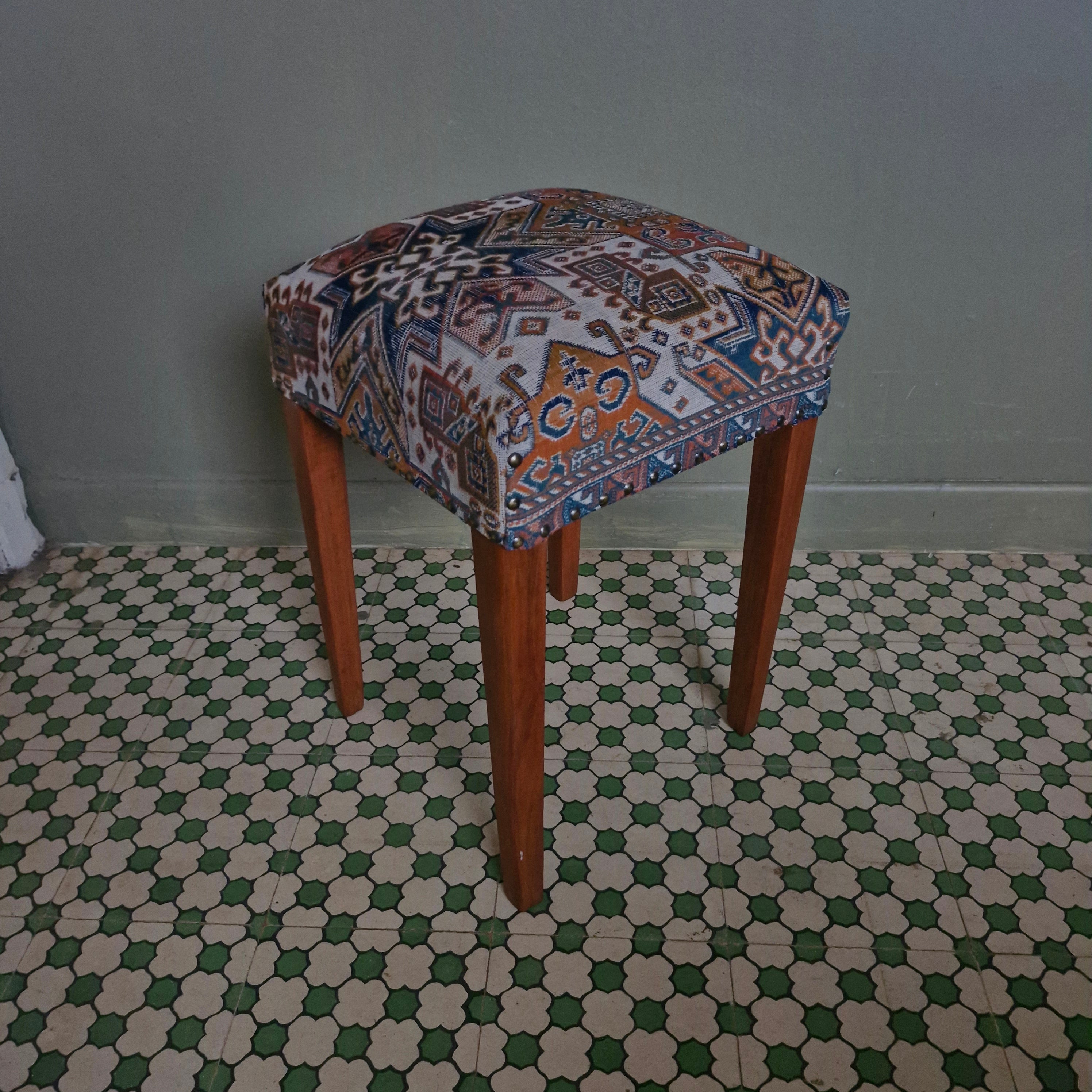 Banqueta estofada com Tapete Belga - restaurada 