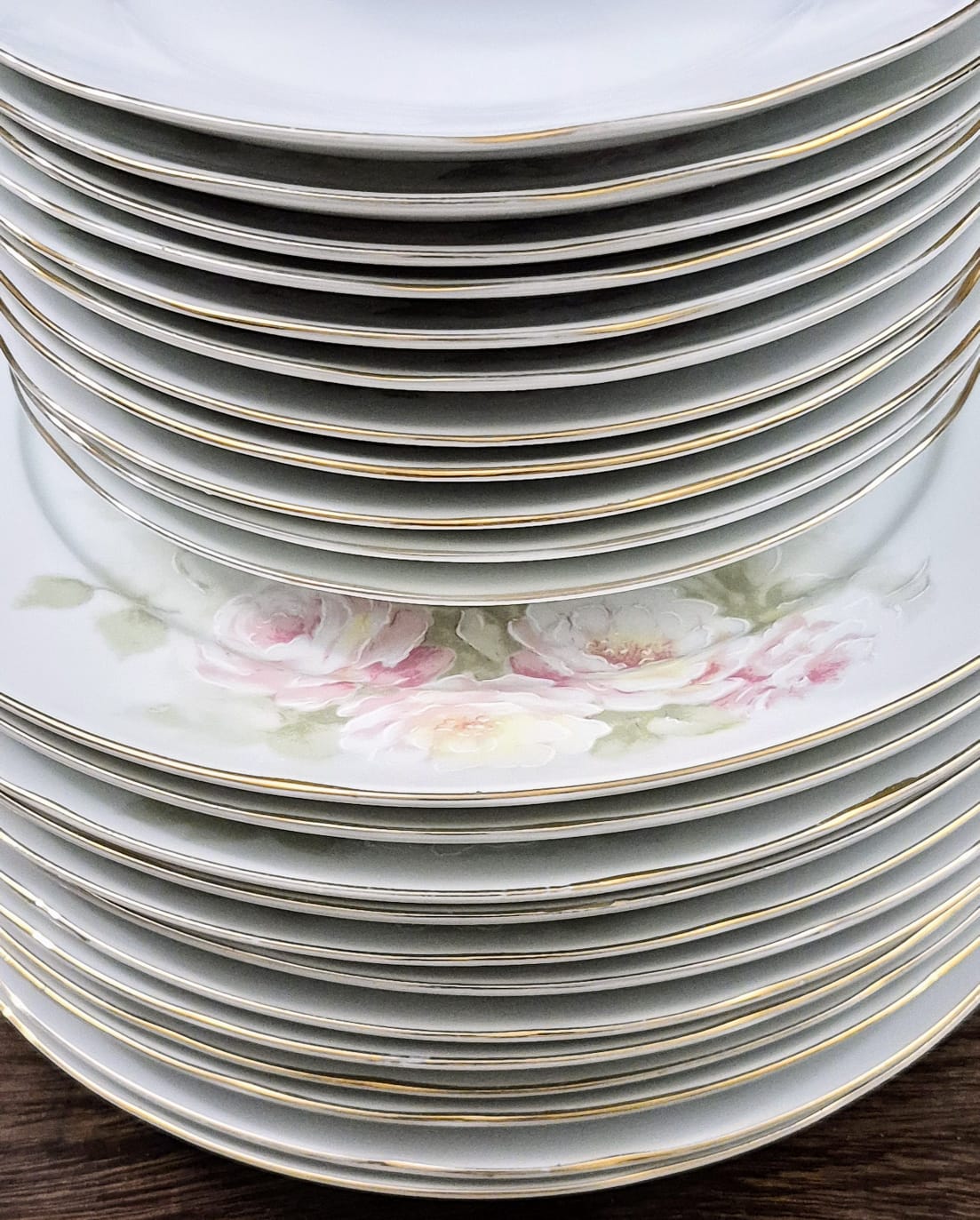 Conjunto lindo, 24 peças,  floral de rosas, bem romântico,  em porcelana nacional vintage Schmidt.