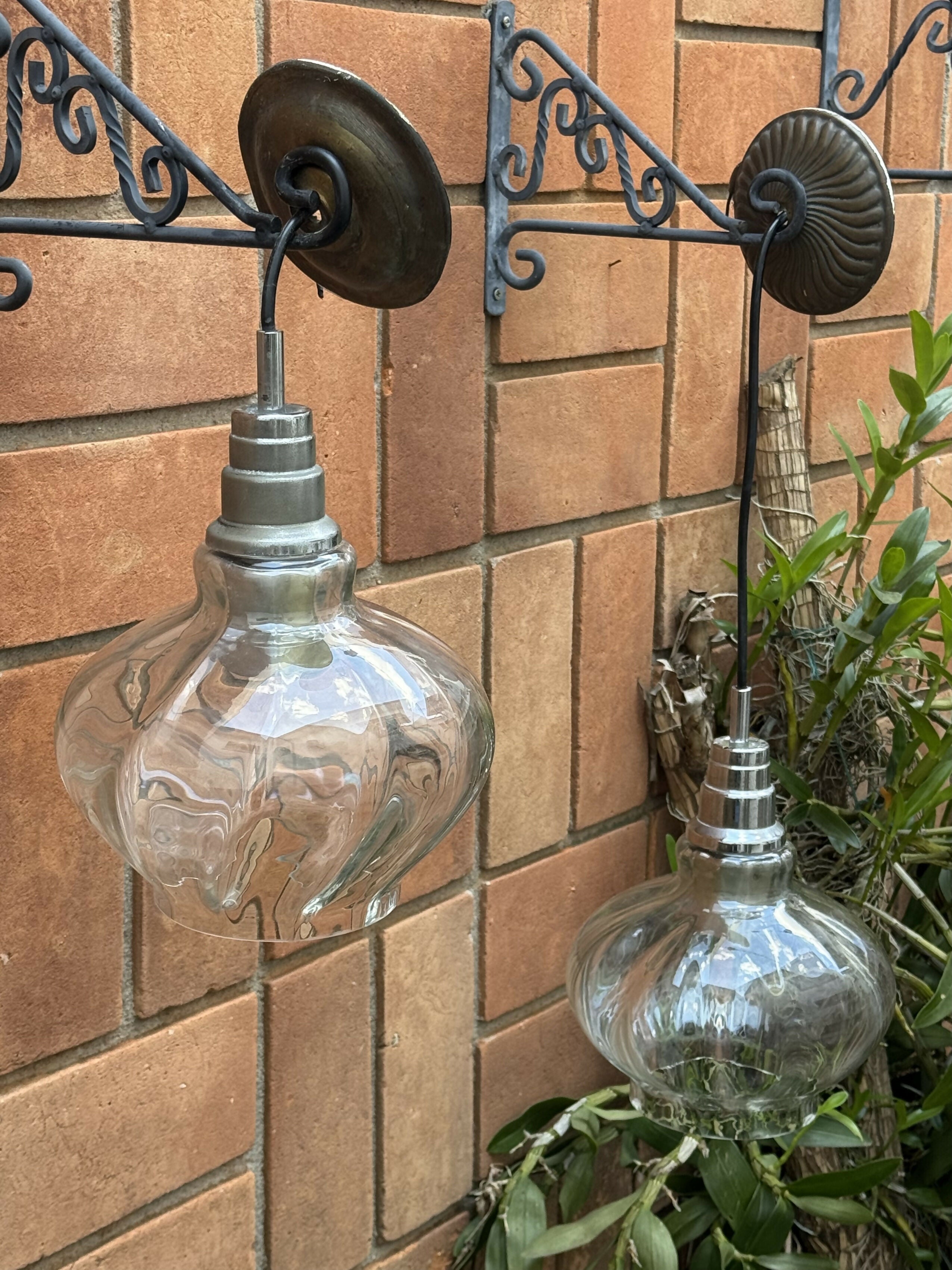 Antigo par de lustres pendentes em vidro