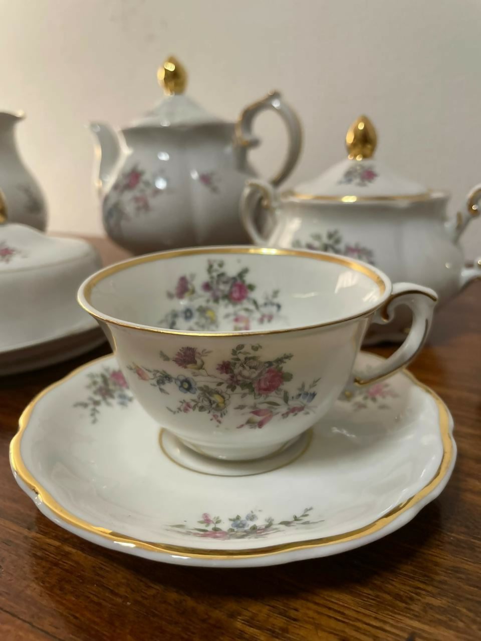 Aparelho de chá em porcelana Barão do Rio Branco floral friso dourado