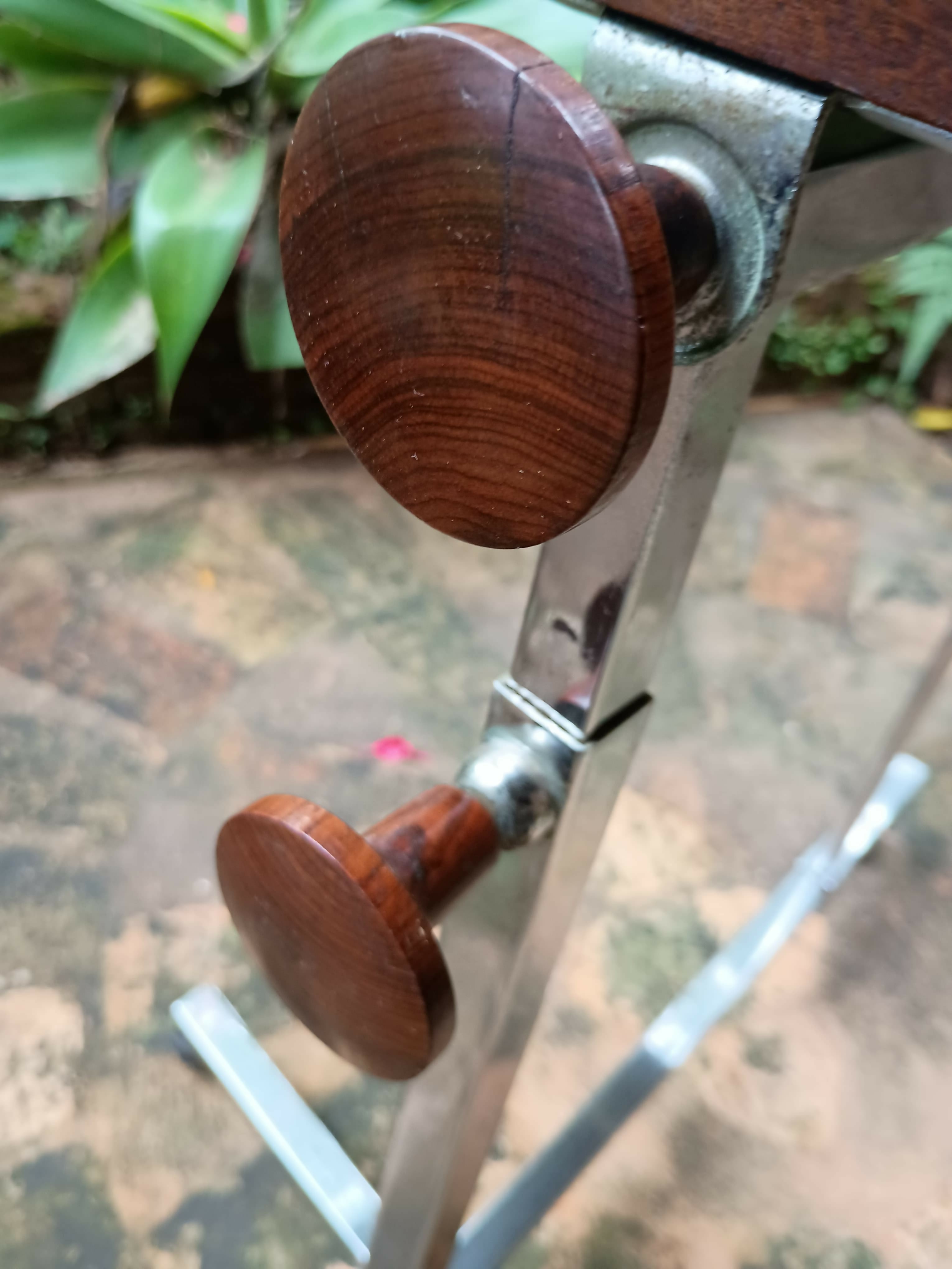 Bar/ mesinha de apoio com jacarandá e rodízios