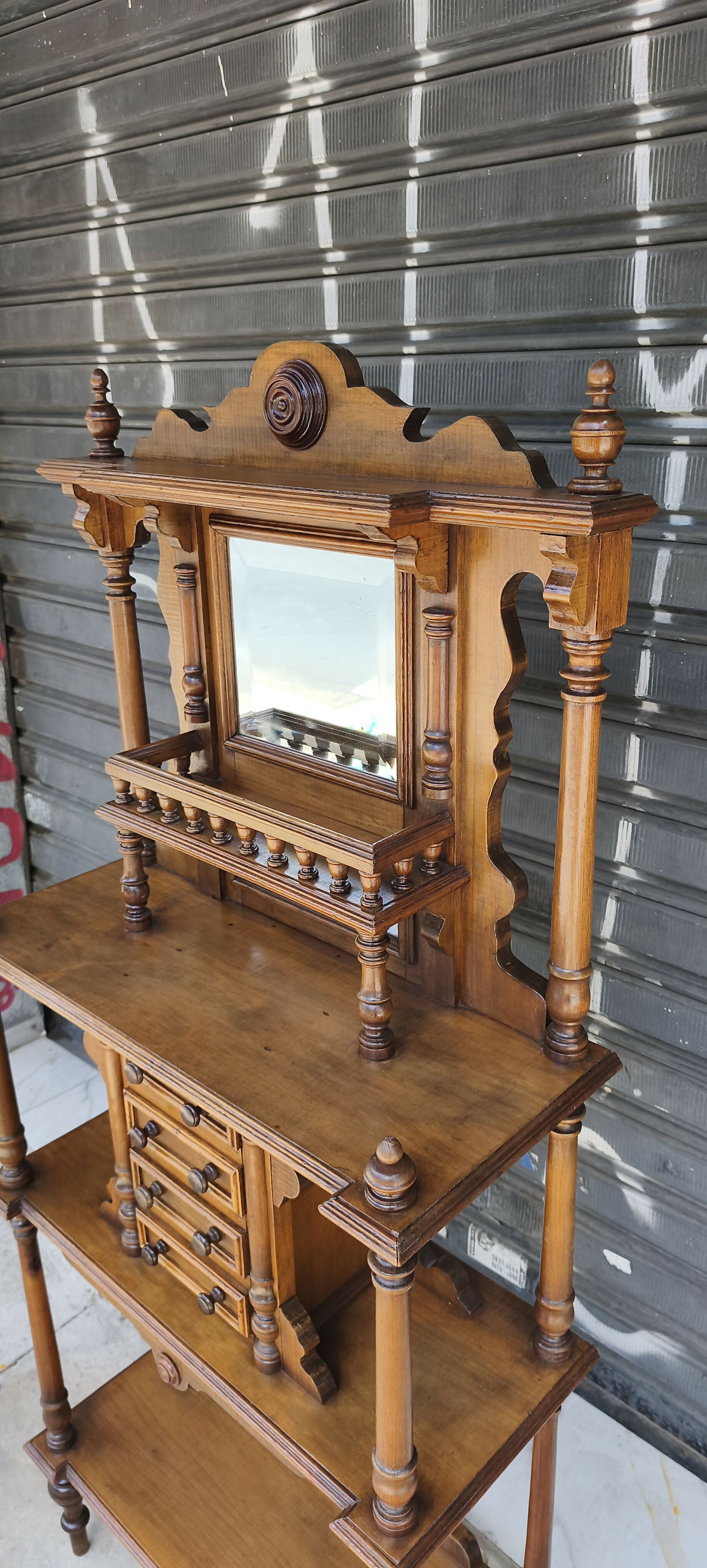 Porta Bibelô Império em madeira nobre e espelho bisotado