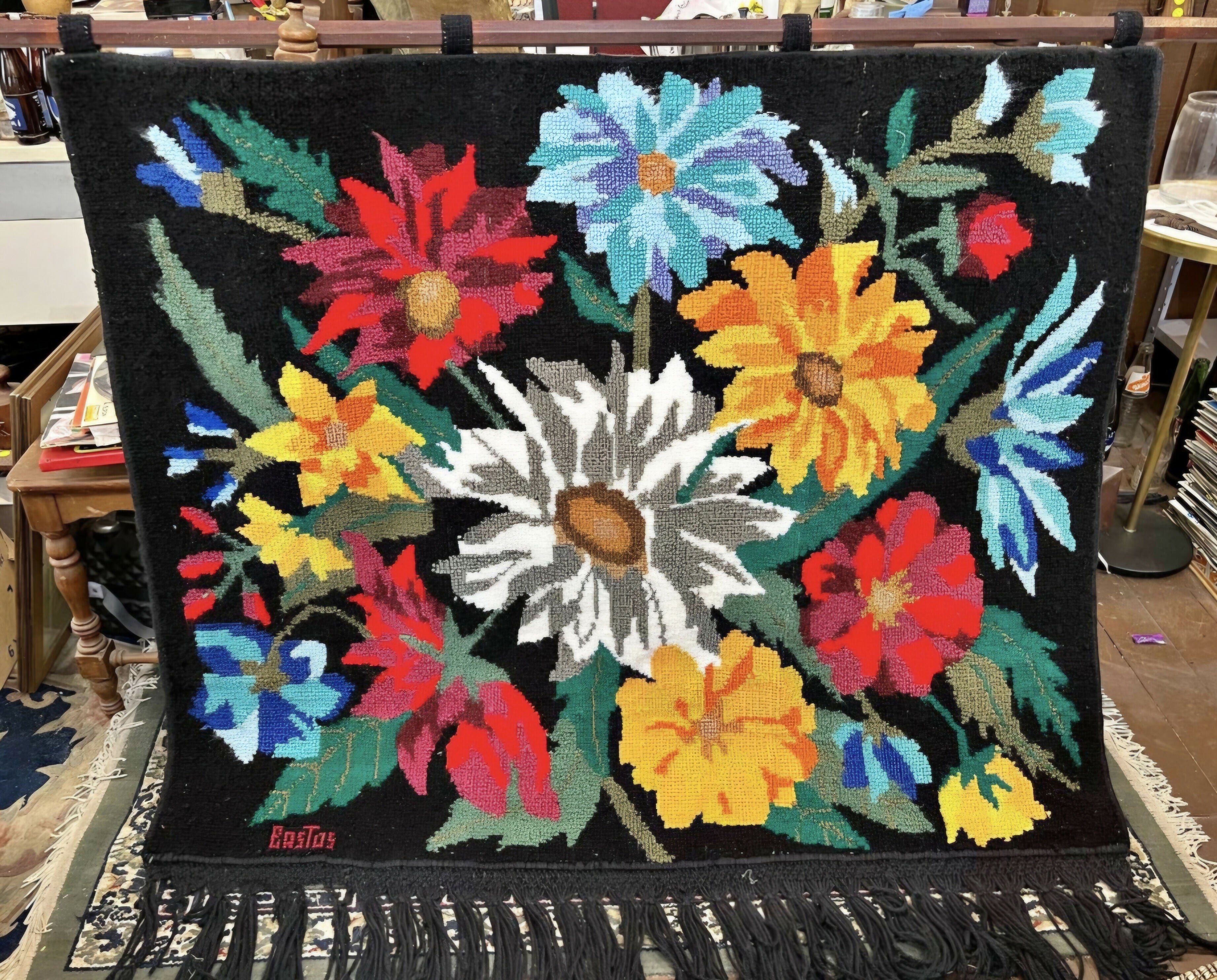 Tapeçaria modernista Bastos com estampa floral e fundo preto