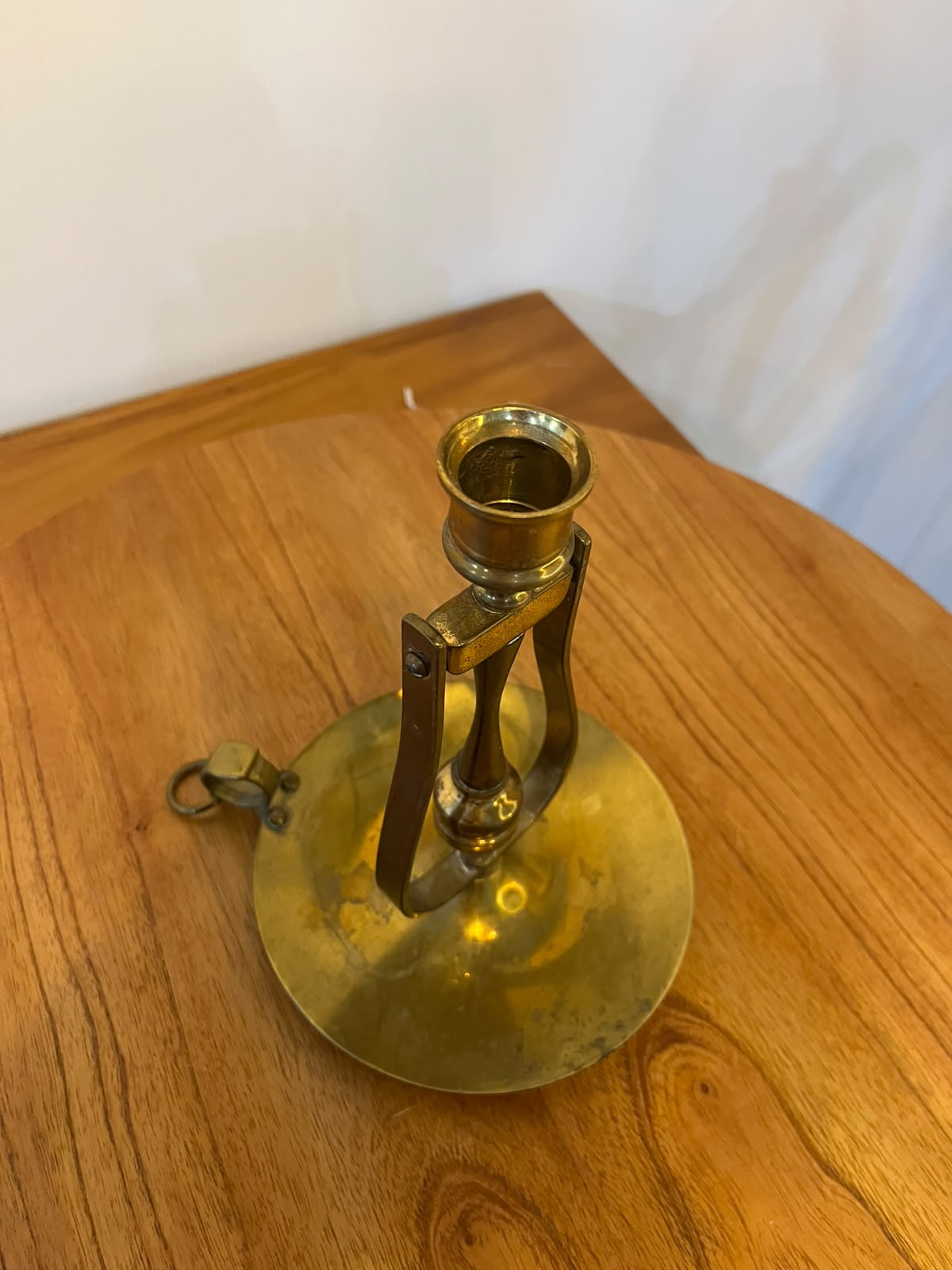 Castiçal de câmara antigo em latão dourado com estrutura articulada – 21 cm