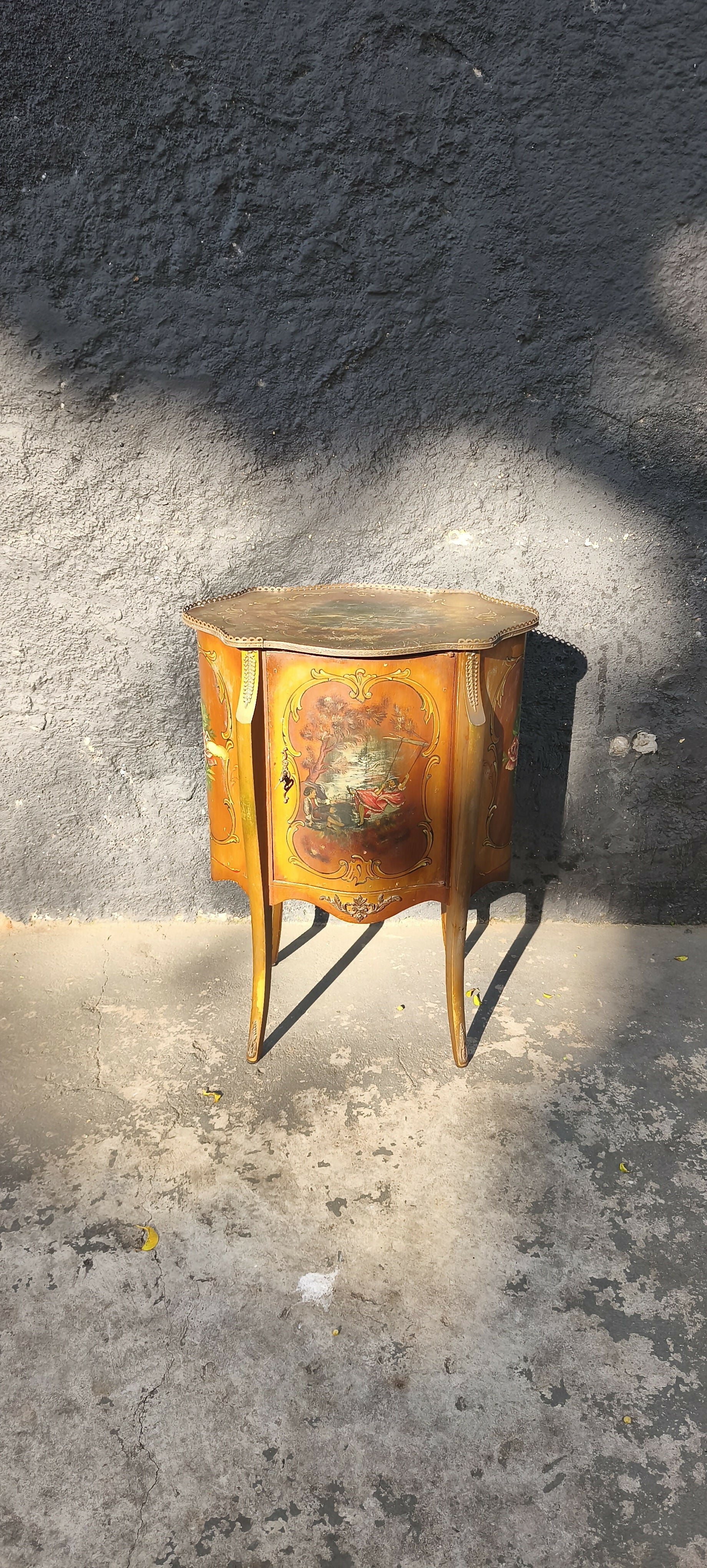 Belíssima Mesa Lateral original Francesa Século XIX, com pinturas feitas à mão
