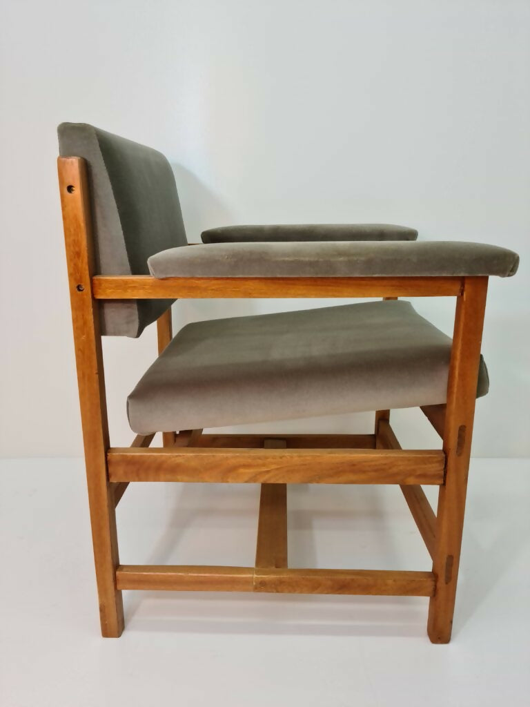 Poltrona anos 70 em freijó e estofado em veludo (restaurada)