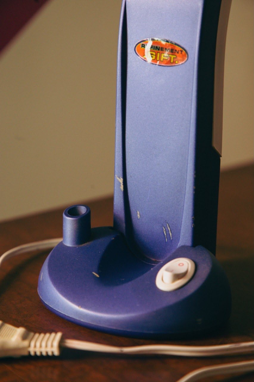 Luminária Tucano com porta lápis (Anos 80/90) – Modelo Especial Roxo e Rosa