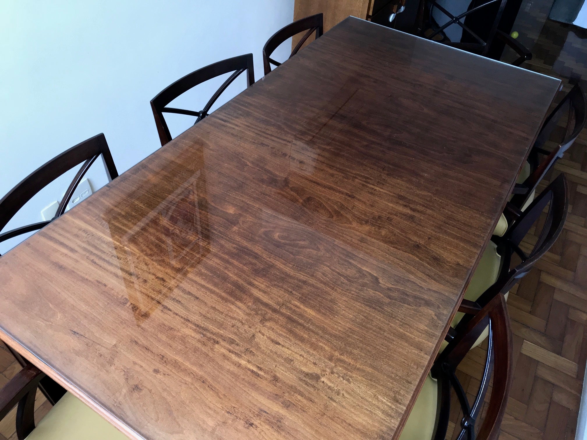 Mesa de 8 lugares em madeira maciça em excelente estado.