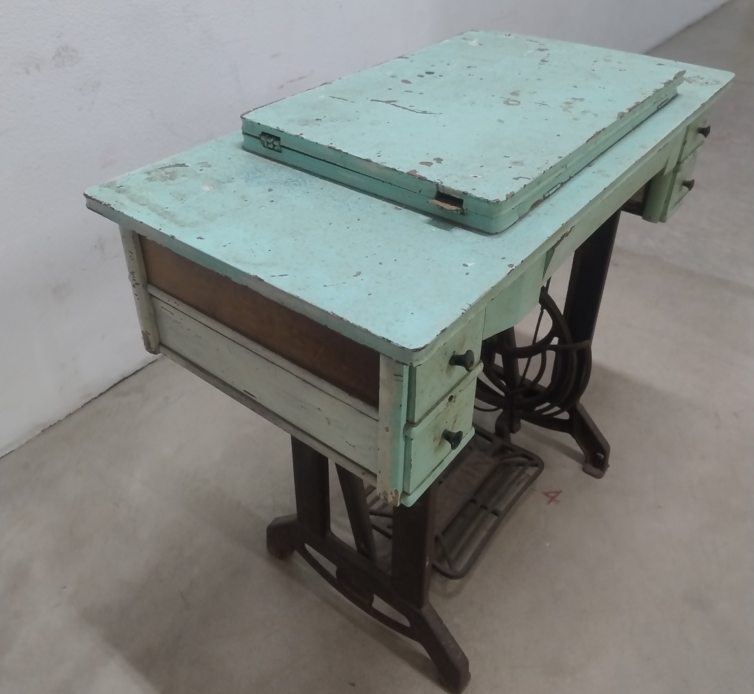 Máquina de Costura Elgin Antiga com Mesa