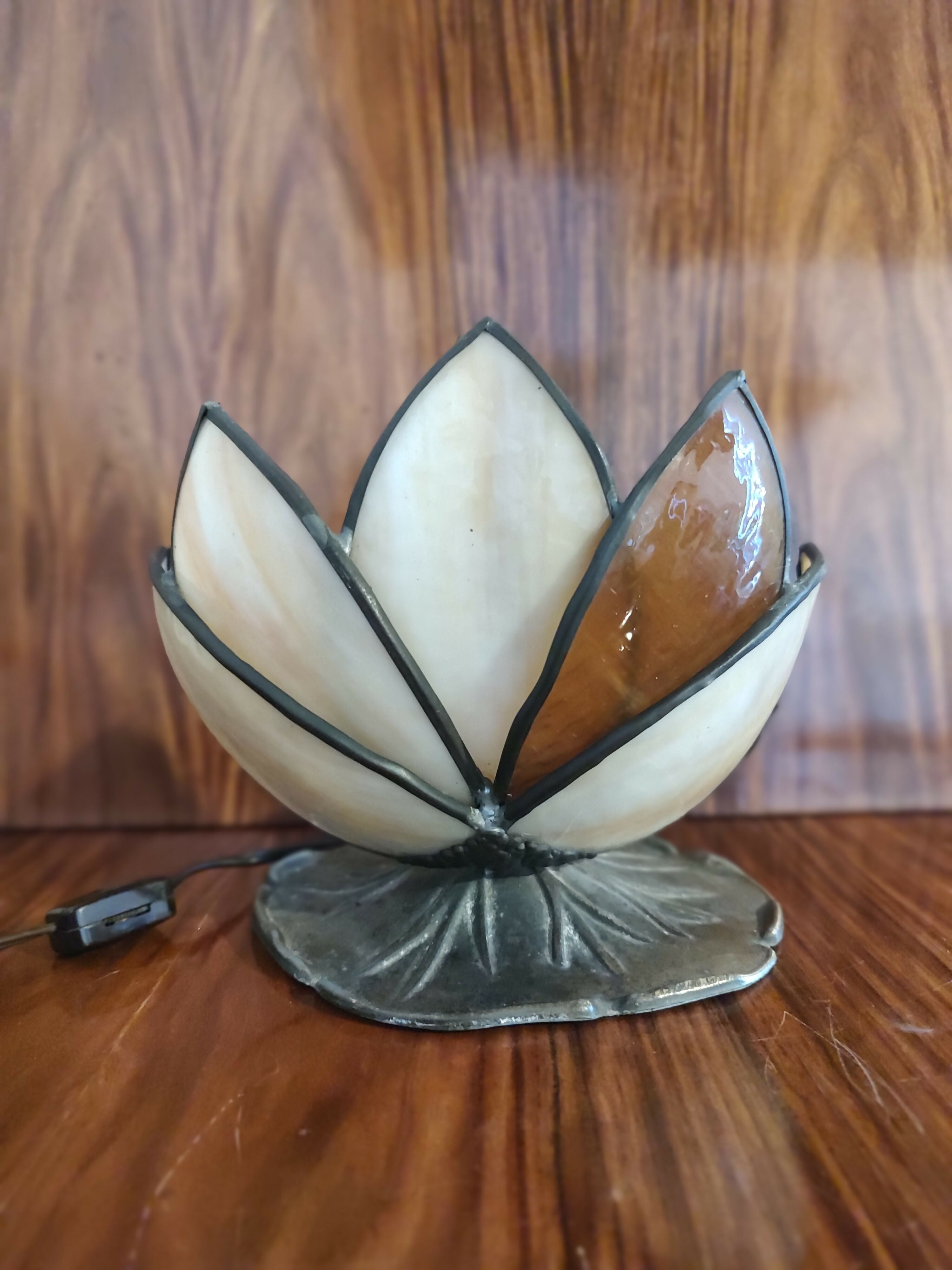 Antiga Luminária / Abajur "Vitória Régia" em metal e vidro texturizado