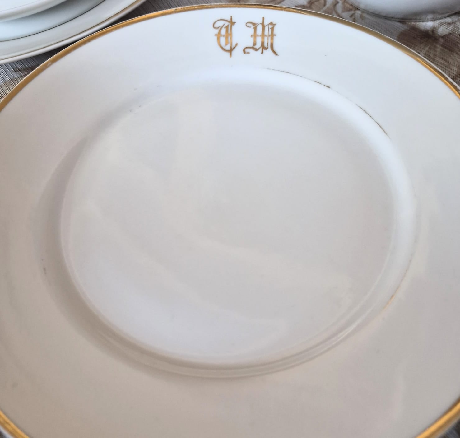 Conjunto em porcelana vintage nacional Mauá, gravado (CM, acho), para chá.  Ótimo estado,  2 pratos de sobremesa com desgastes na douração,  o restante em excelente estado. 21 peças.