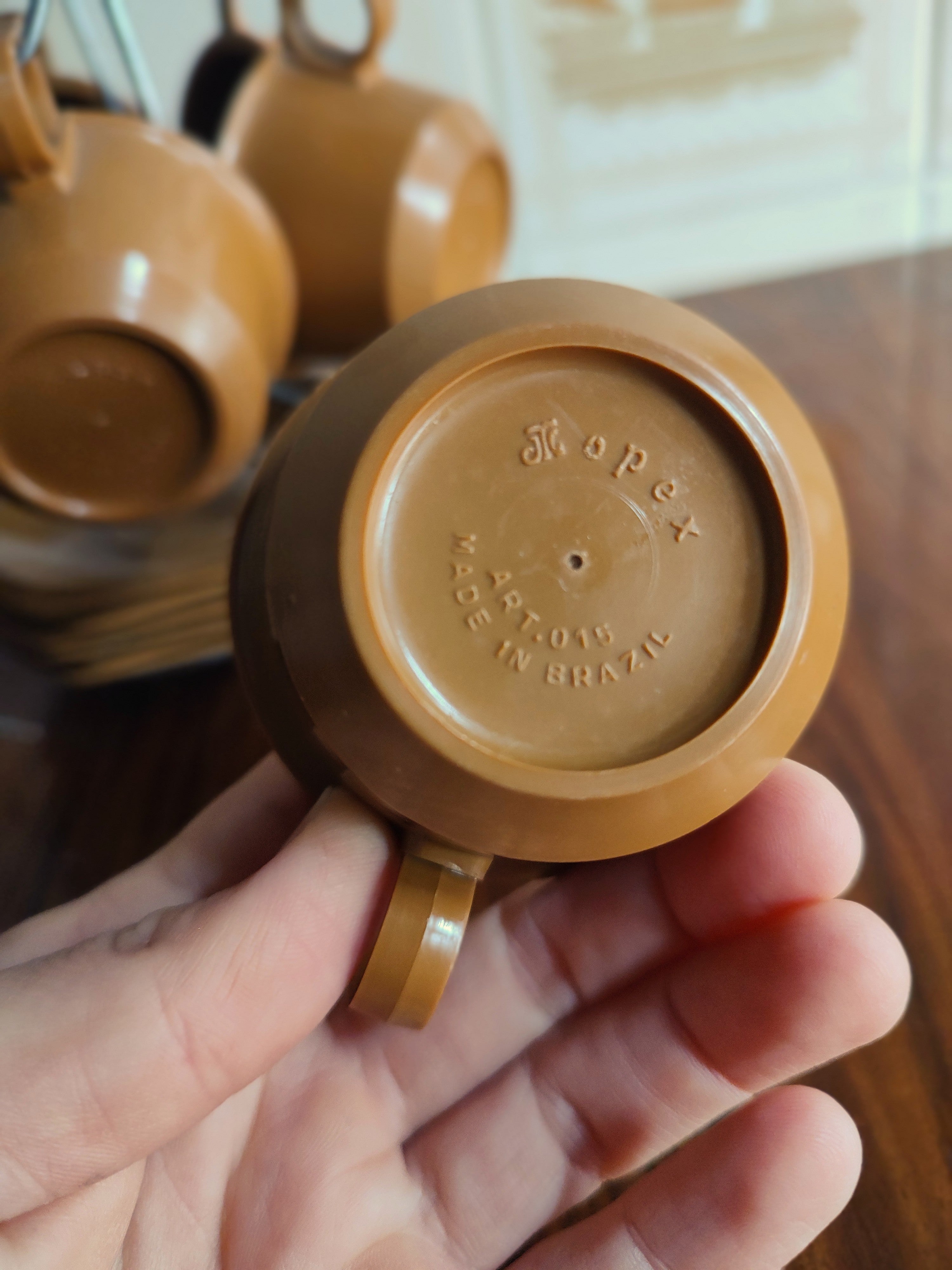 Simpático e antigo conjunto de café Mopex em plástico rijo marrom com suporte em metal