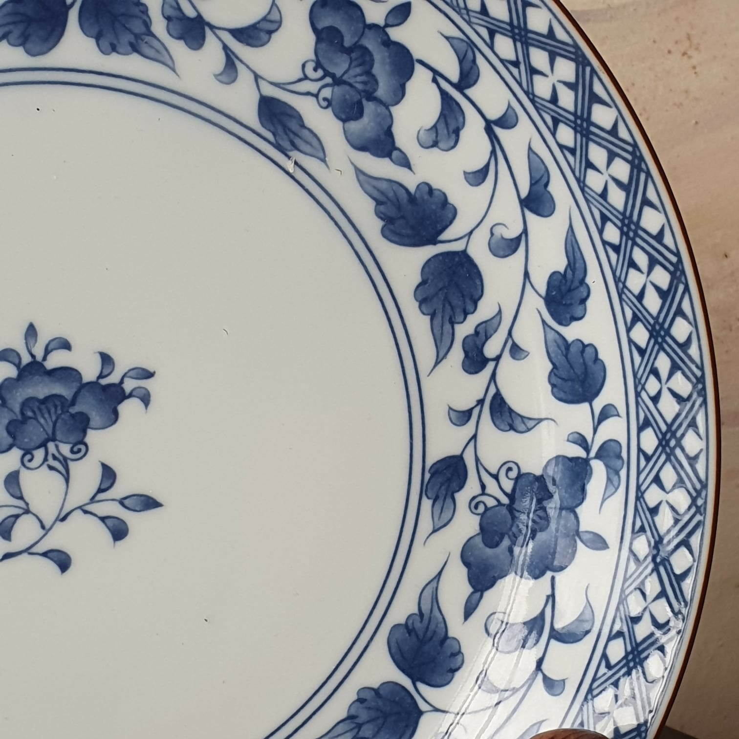 Prato decorativo tipo Medalhão em porcelana japonesa