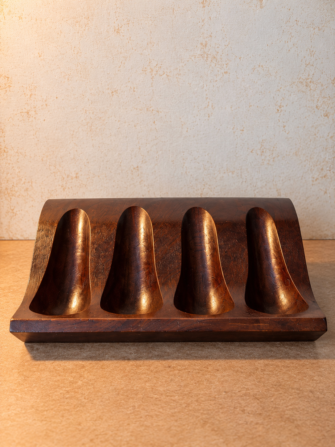 Suporte para quatro cachimbos em madeira maciça de desenho modernista (DMCPS_630)