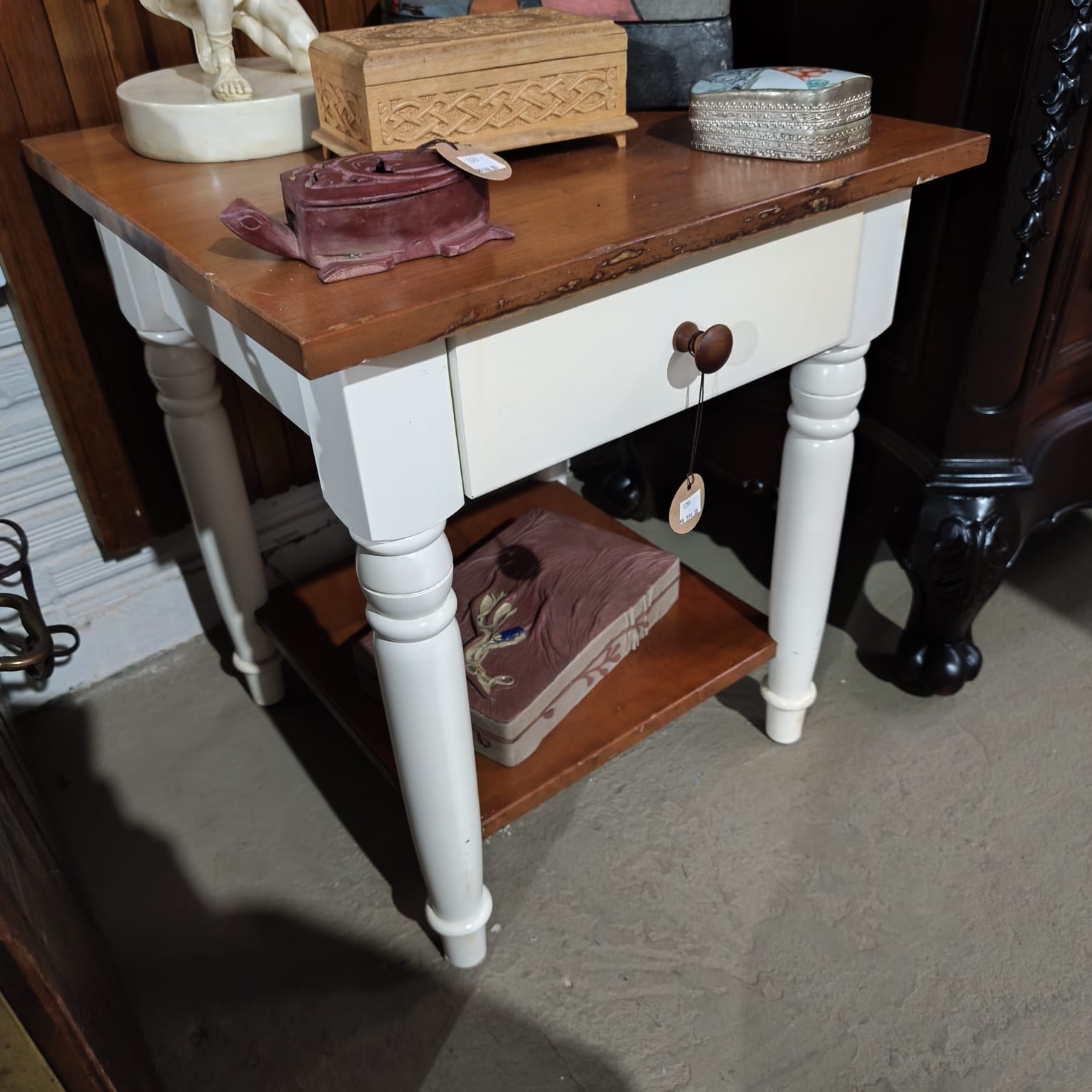 Mesa de Apoio Bicolor (branco e madeira) com Gaveta e Prateleira Inferior