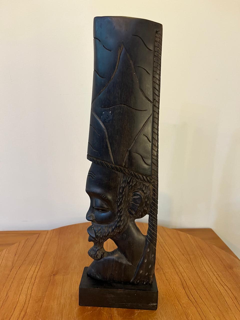 Escultura Masculina em Madeira Entalhada com Adorno Geométrico – Inspiração Africana