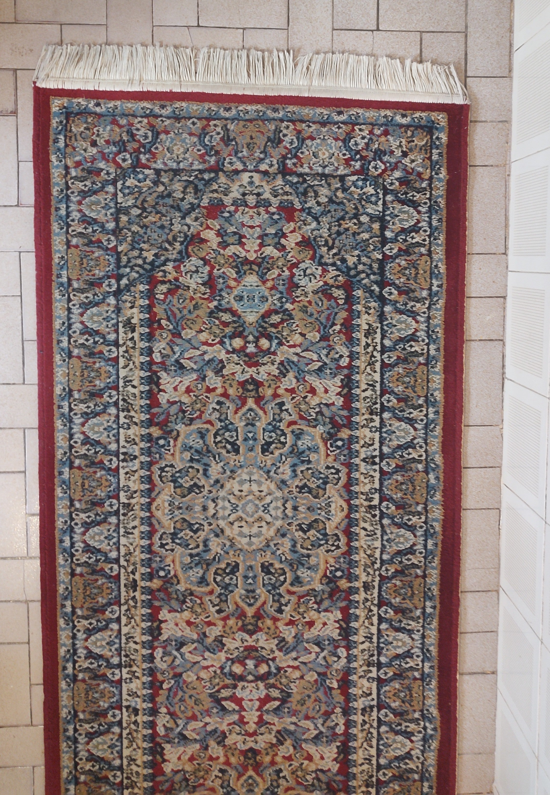 Tapete Passadeira Yesemek importado da Turquia em tonalidade predominante vermelho e azul acinzentado (300cm x 80cm)
