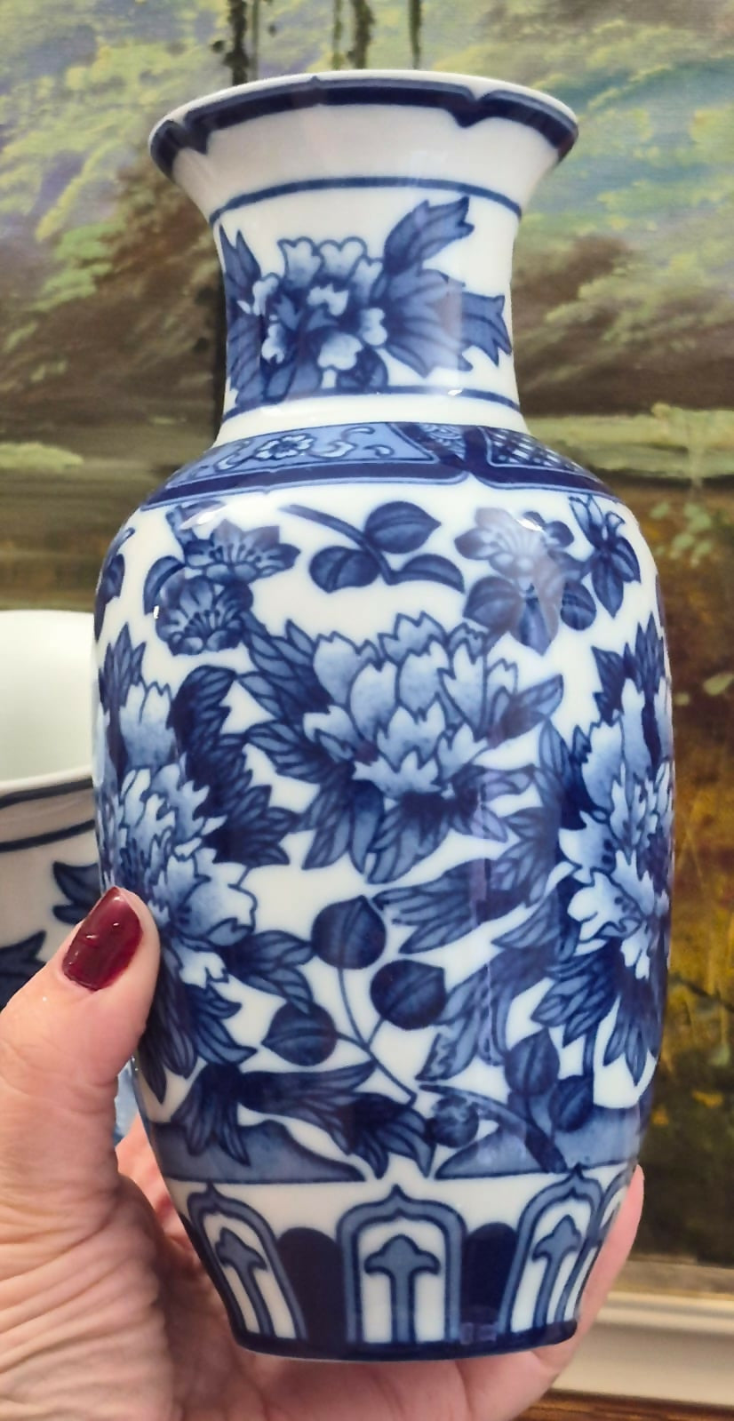 Par de vasos lindos e impecáveis em porcelana azul e branca, vintage chinesa Jingdezhen, em azul cobalto com frisos estilizados e peônias.