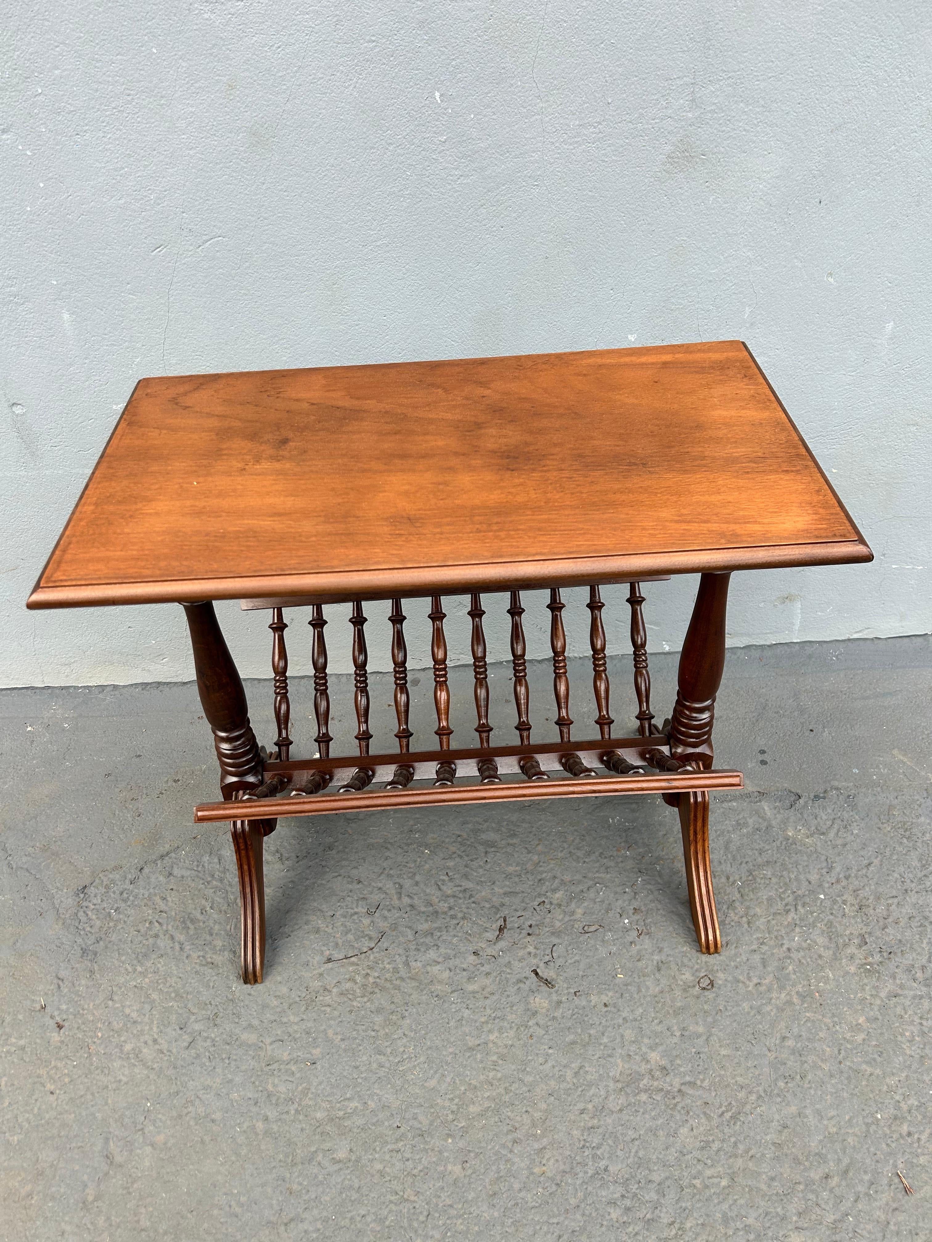 Mesa de Canto Revisteira em Imbuia